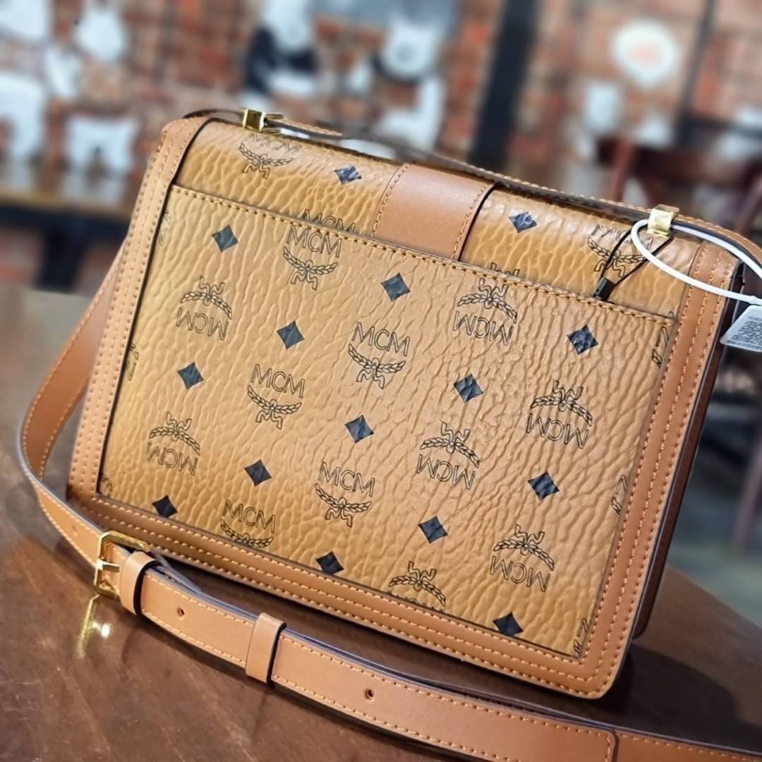 M.C.M TRACY SHOULDER BAG IN VISETOS คอลเลคชั่นเทรซี่ใหม่ล่าสุด 2021 กระเป๋าสะพายไหล่ ดีไซน์ยูนีคในลวดลาย visetos เอกลักษณ์ ใช้ได้ในทุกโอกาส รอบนี้ไซส์ใหญ่จุใจ ใส่ของได้รัวๆ วัสดุหนังแคนวาสคุณภาพดีสลับหนังแท้ เปิด-ปิดด้วยตัวกดล็อคแน่นหนา ภายในโล่งกว้าง มีช