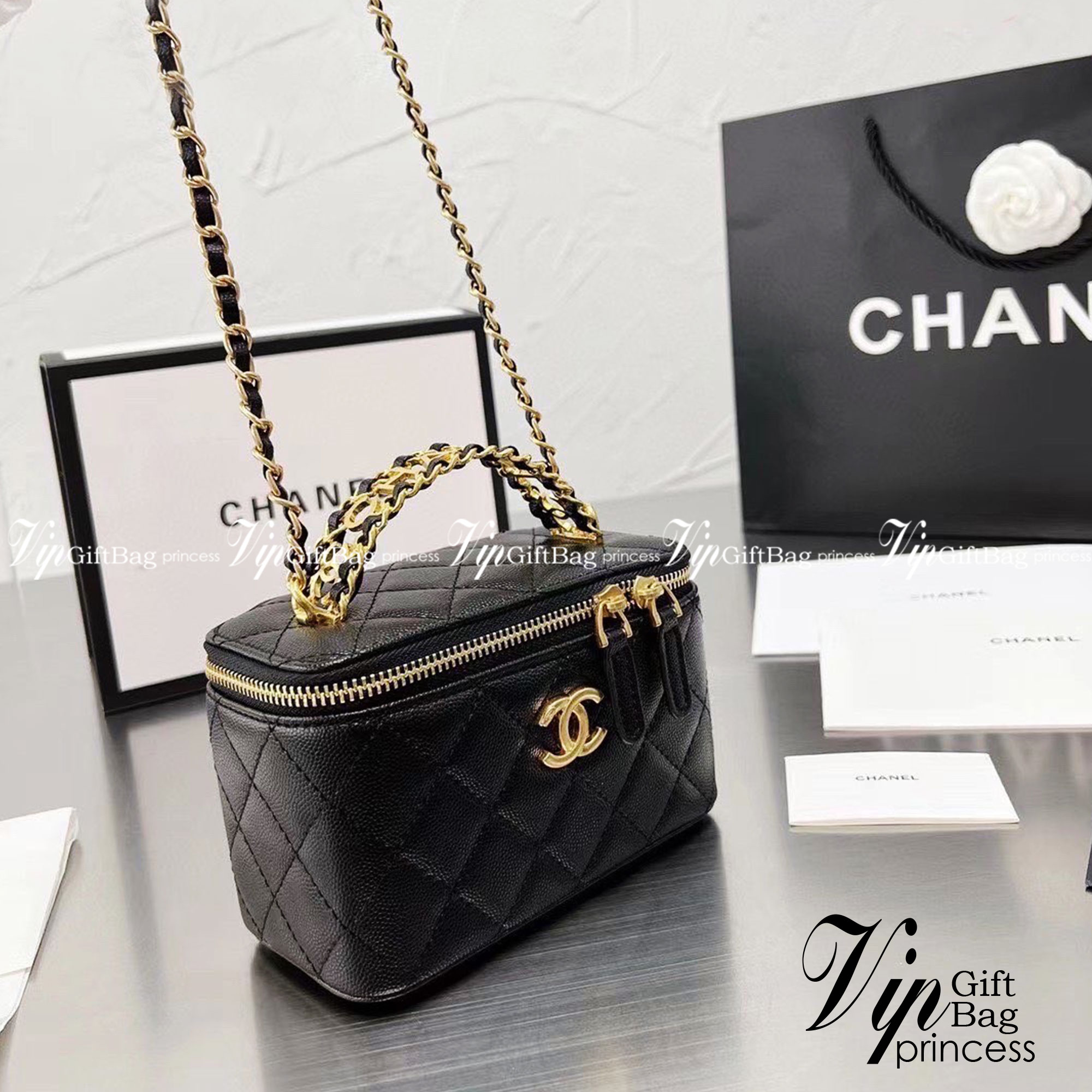 CHANEL VANITY Handle / Chanel vanity with chain and top handle กระเป๋าทรงกล่อง Vanity ซีซั่นใหม่ล่าสุด พร้อมกับหูจับอะไหล่ทอง แต่งโลโก้แบรนด์ สวยหรูมาก หนังฟูสวยใส่โทรศัพท์ได้สบายๆ เลยค่ะ มีช่องสำหรับใส่การ์ด ฮอตสุด น่ารักสุด กระเป๋าทรงกล่องใบเล็กน่ารัก ง