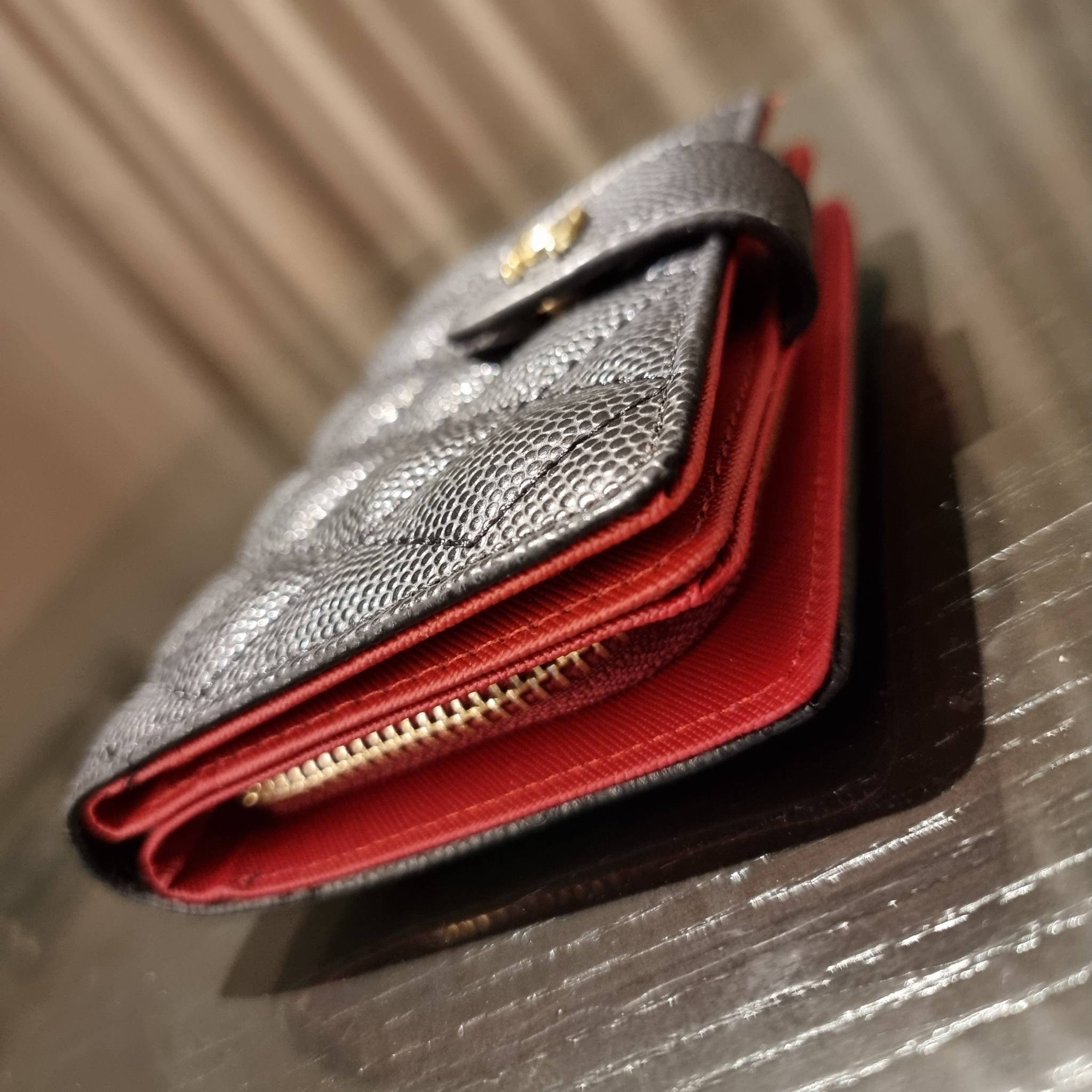 VIP 】หรูสุด ไม่ต้องพูดเยอะ!! HOT ITEM!! กระเป๋าสตางค์ใบกลางขนาดเหมาะมือ ดีไซน์ลุคผู้ดี สวยคลาสสิคจาก Chanel premium for gift วัสดุหนังลายคาร์เวีย ใช้งานง่าย เปิด-ปิดด้วยกระดุมแม่เหล็ก และซิปรูดช่องสำหรับใส่เหรียญ สะดวกมากๆ ภายในกระเป๋ามีช่องใส่บัตร ใส่ธนบ