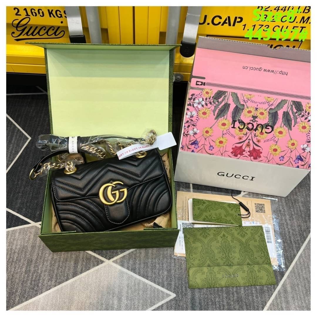 GUCCI GG Marmont shoulder bag กระเป๋าสะพายข้างรุ่นคลาสสิค สะพายขับผิว ดูแพง อัพลุคได้สบายๆ เปิด-ปิดด้วยตัวกดล็อคแน่นหนา ด้านหลังดีไซน์รูปหัวใจ