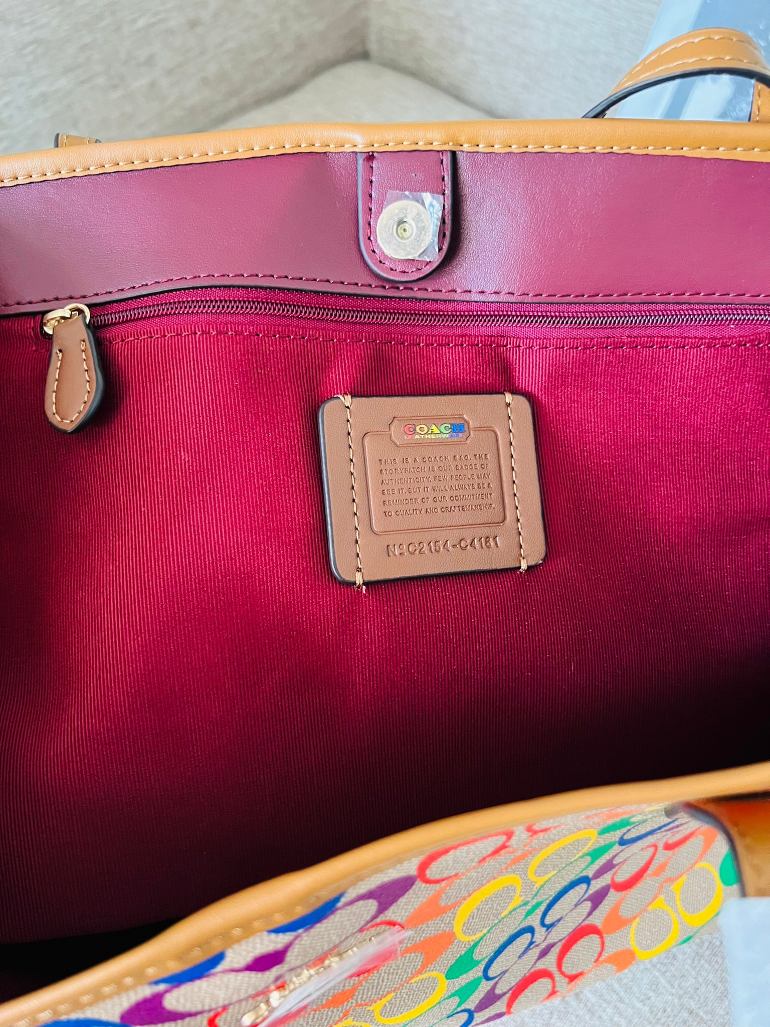 COACH CITY TOTE IN RAINBOW SIGNATURE CANVAS C4181 กระเป๋าสะพายข้างทรงโท้ทใบใหญ่ หนังลาย C สกรีนลายโค้ช รุ่นนี้ ปากกระเป๋าไม่มีชิป มีกระดุม แม่เหล็ก ด้านในมีช่องซิปไว้ใส่กระเป๋าเงินได้คะ เป็น รุ่นยอดนิยมคะ จุของได้เยอะมาก