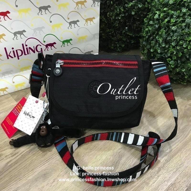 KIPLING SABIAN CROSSBODY BAG กระเป๋าสะพายรุ่นชนช็อปวัสดุ Nylon&Polyester 100% ขนาดกำลังน่ารัก เปิดปิดด้วยฝาปิดกระดุมแม่เหล็กและซิปแบรนด์ ด้านหน้ามี1ช่องซิป พร้อมพวงกุญเเจลิงน้อย ภายในมีโลโก้ ช่องซิปและสายคล้องพวงกุญแจ มีสายสะพายยาวหลากสีเลื่อนปรับระดับได้