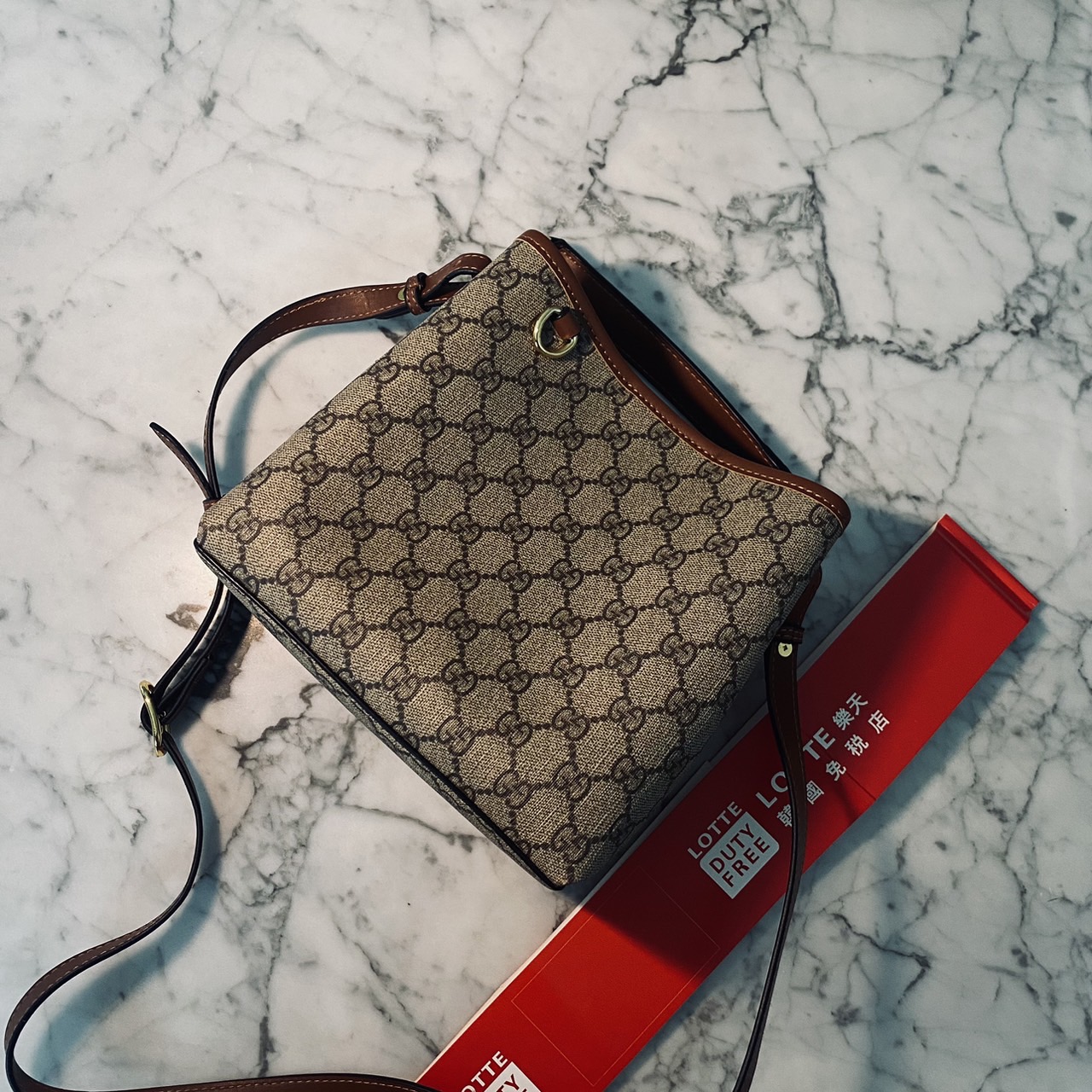 GUCCI GG Emblem mini bucket bag กระเป๋าทรงบัคเก็ตวินเทจรูปทรงใหม่ งานแบรนด์หรู รุ่นนี้ทำออกมาตอบโจทย์ความฮิตมีห่วงอยู่ด้านหน้า สำหรับห้อยตุ๊กตา พวงกุญแจ หรือจะผูกโบว์สวยๆก็เลิศ ดีไซส์สวยใช้งานง่าย ภายในโล่งกว้าง จุของได้เยอะ ถือหรือสะพายก็สวย Must Have!! 