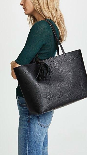 ของแท้ 💯% TORY BURCH MCGRAW LEATHER TOTE BAG กระเป๋าสะพายไหล่ทรงช้อปปิ้งใบใหญ่ สีดำสุดคลาสิค ตัวกระเป๋า วัสดุหนังแท้ ด้านหน้าปั้มทองโลโก้แบรนด์ ภายในช่องหลัก โล่งกว้าง มีช่องใส่ของย่อยอีกช่อง ใส่สมุดโน้ต ไอแพด หรือเสื้อผ้าสัก2-3ชุดได้สบายค่ะ