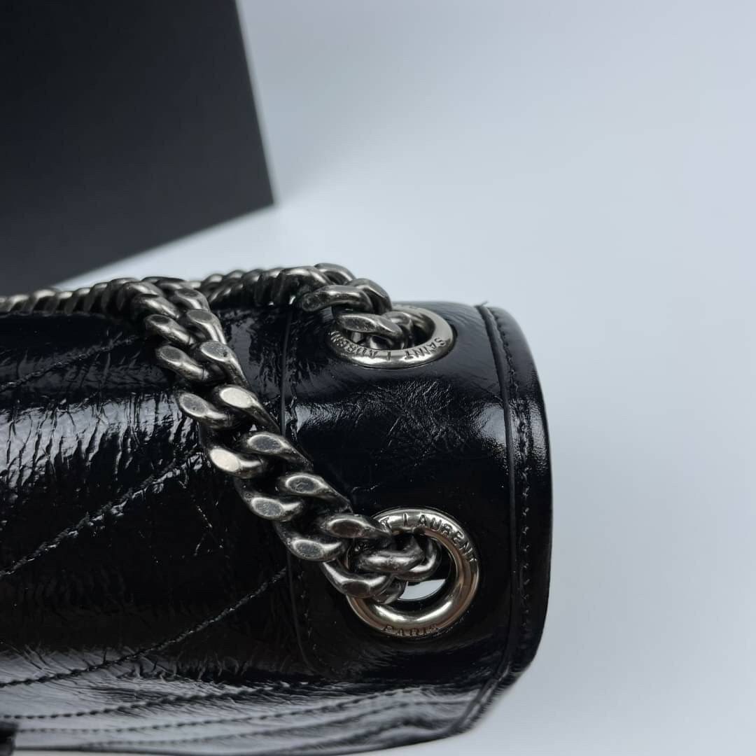 Saint Laurent Niki shoulder bag กระเป๋าสะพายรุ่นโดดเด่นด้วยโครงสร้างทำจากหนังวัว หนังมันเงา นิ่ม งานสวยมากๆ ค่ะ ด้านหน้าประดับโลโก้แบรนด์ และมีช่องสำหรับเก็บของที่หยิบใช้บ่อย ตอบโจทย์การใช้ชีวิตระหว่างวันได้ดีมากๆ สายสพายดีไซน์ได้หลายรูปแบบ แมทกับการแต่งต