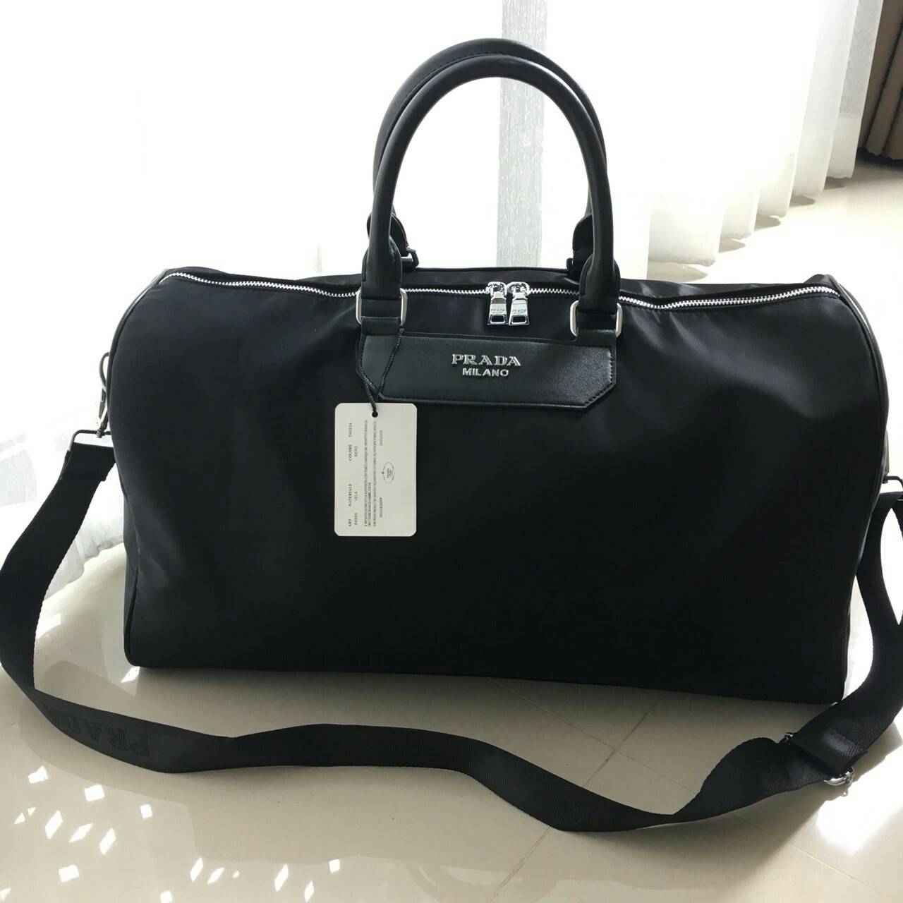 New arrival ! ของมันต้องมี♡ มาใหม่กับ กระเป๋าทรง Travel Bag ใส่ของได้เยอะมาก (มาพร้อมถุงผ้าแบรนด์) ไปต่างประเทศได้สบายคะ หมดห่วง ตัวกระเป๋าทำจากผ้า Nylon อย่างดี สามารถกันน้ำได้ ทรงสวยมากคะ มีความอยู่ทรงในระดับนึงด้านหลังมีช่องซิป มาพร้อมอะไหล่เงิน