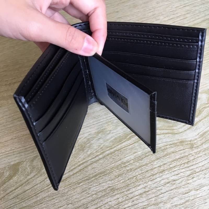 Calvin Klein leather credit card fold with metal clip key fob set กระเป๋าสตางค์ใบสั้น และ ที่ใส่บัตรย่อย และพวงกุญแจ set สุดคุ้มมอบให้เป็นของขวัญหรือใช้เองก็แนะนำค่ะ set นี้มาเท่าไรก็หมดคะ รีบจับจองนะคะ มาพร้อมถุงกระดาษแบรนด์ด้วยนะคะ