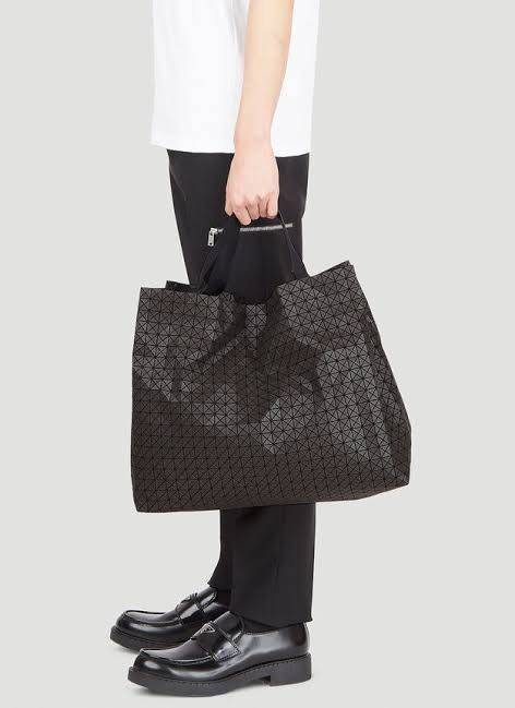ORI 🥂 Baobao Issey Miyake Cart geometric tote bag / Miyake Cart Tote Bag รูปทรงที่สร้างขึ้นโดยบังเอิญ' เสื้อผ้าที่มีโครงสร้างและได้รับการออกแบบทางวิศวกรรมอันเป็นเอกลักษณ์ของแบรนด์ ส่งต่อไปยังเครื่องประดับที่น่าประทับใจและไร้กาลเวลาเหล่านี้ กร