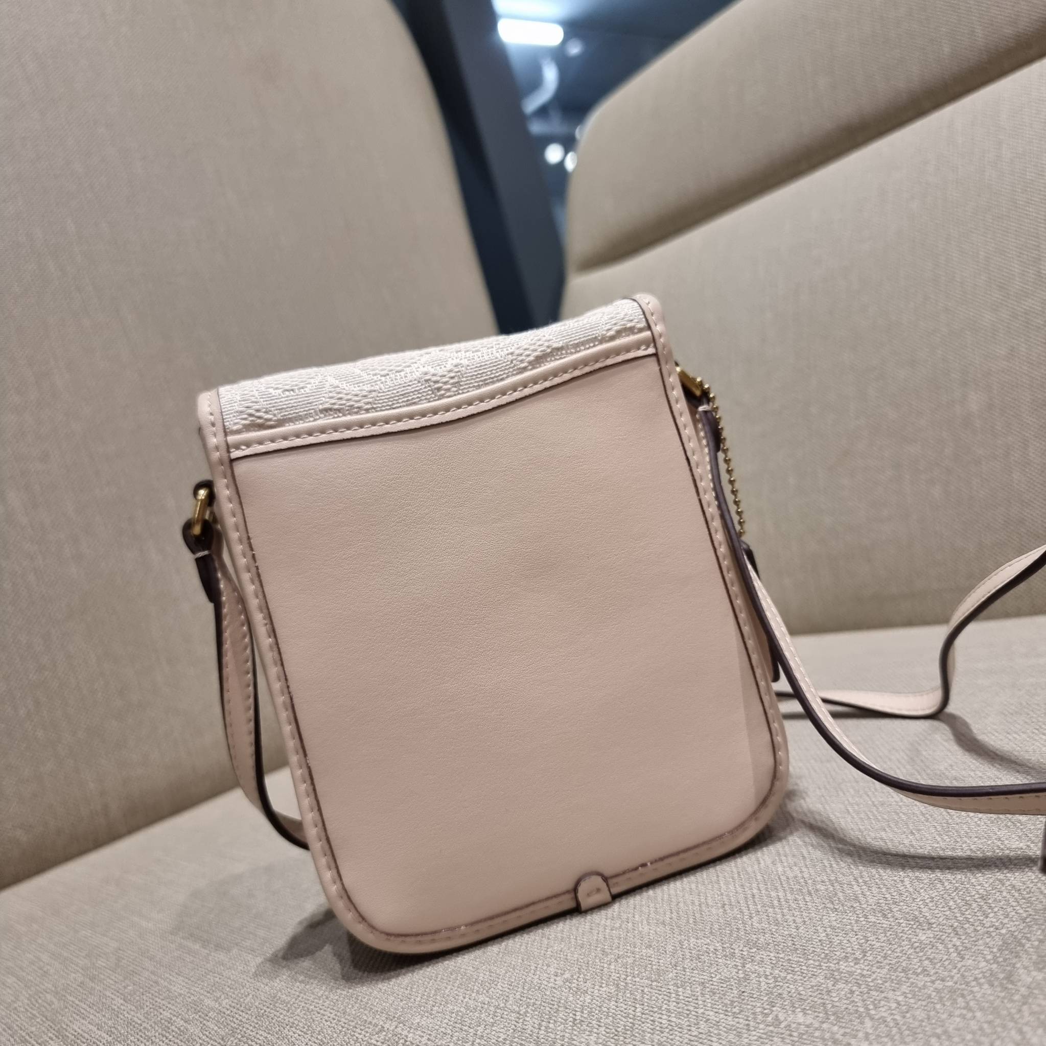 COACH CA191 TALL STUDIO CROSSBODY IN SIGNATURE JACQUARD กระเป๋าสะพายข้างไซส์มินิ ดีไซน์ลูกคุณหนู น่ารักที่สุด!! น่าใช้ไม่อยากวาง!! ดีไซน์รูปทรงกำลังสวย ใช้งานสะดวกด้วยตัวกดเลื่อนล็อค วัสดุผ้า jacquard สลับหนังแท้ มาพร้อมสายสะพายข้างในตัว ใส่ของสำคัญแบบพกพ