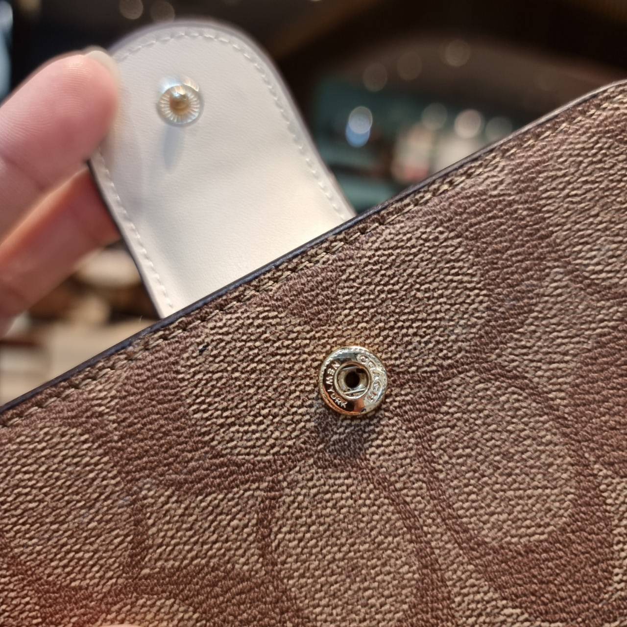 COACH C0082 MEDIUM CORNER ZIP WALLET IN SIGNATURE CANVAS ดีไซน์ใหม่ล่าสุด!! กระเป๋าสตางค์ใบกลาง 👛 ขนาดกำลังเหมาะมือ วัสดุหนังแคนวาสเคลือบลาย ดูแลรักษาง่าย มีช่องใส่บัตรและธนบัตรครบ และช่องซิปแยกไว้ใส่เหรียญ ครบเซ็ทแบบนี้เหมาะส่งต่อเป็นของขวัญที่สุ