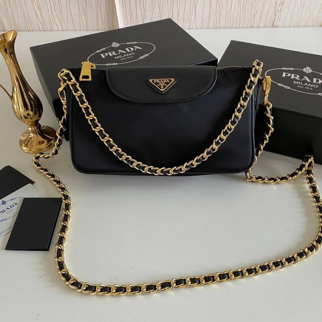 PRADA Tessuto Nylon Convertible Clutch Sling Bag / PRADA nylon crossbody bag เกรดใช้สลับใบจริง หนังแท้ ออริจินอล ใช้งานต่างประเทศได้ รุ่นในตำนานจริงๆ ค่ะ ณ ปัจจุบันยังสวยอยู่ และยังเป็นรุ่นนี้ลูกค้าเรียกร้องตลอดจริงๆ อะไหล่ โซ่เงาสวย