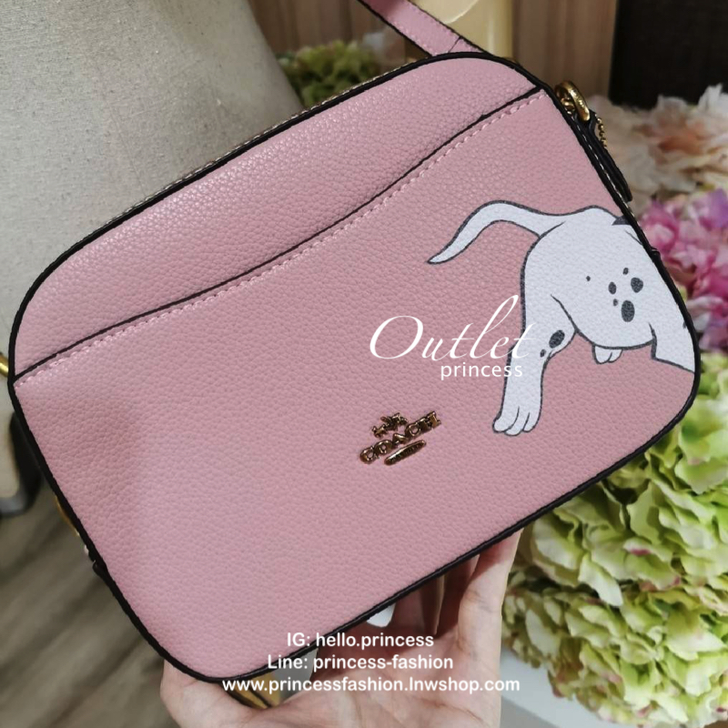 DISNEY X COACH Crossbody Bag 2019 New collection & Limited collection กระเป๋าสะพายขนาดกำลังน่ารัก วางอยู่ทรง วัสดุหนัง ลายตัวการ์ตูน Disney 3 charactors เปิดปิดด้วยซิป ภายในโล่ง ใส่ wallet ยาว มือถือได้ทุกรุ่นมีช่องเล็ก และช่องซิป พร้อมสายสะพายยาว ถอด ปรั