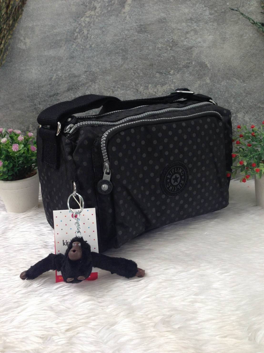 กระเป๋าสะพาย KIPLING รุ่น Reth วัสดุไนล่อนคุณภาพดี มาพร้อมดีไซน์ทันสมัย และสามารถใช้งานได้อย่างดี เข้ากับทุกการแต่งตัว โดดเด่นด้วยพื้นที่ภายในและช่องต่างๆ ที่ให้คุณจัดเก็บของสำคัญได้ครบถ้วน ไม่ว่าจะเป็นมือถือ ปากกา หรือไอเท็มจำเป็นของคุณ สายสามารถปรับและถ