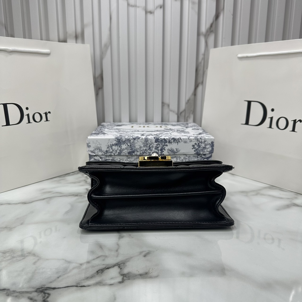 8" DIOR Mini Dior Ange Bag / Dior Clutch Bag Macrocannage CD clasp with white resin pearl กระเป๋าถือพร้อมสายสะพาย ประดับตัวล็อคมุก สวยงามเหนือกาลเวลา เกรดออริ 1:1