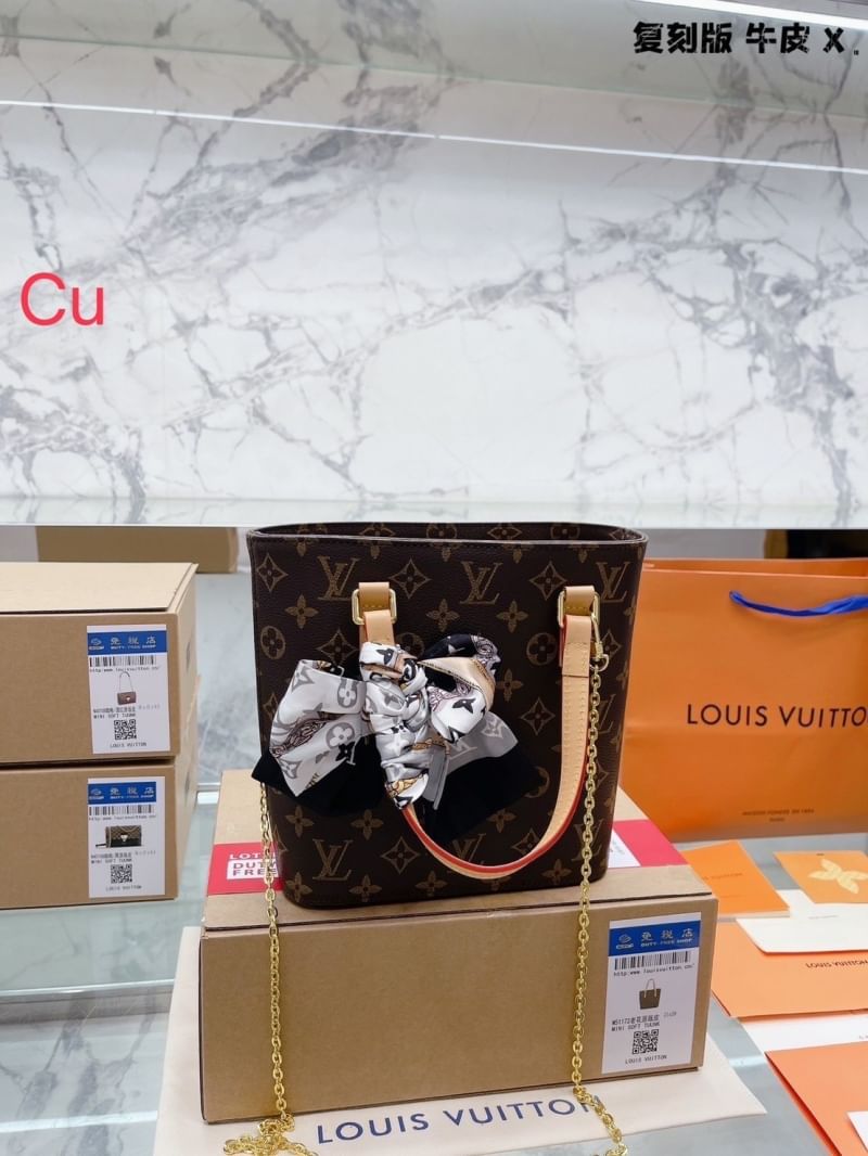 LV Vavin PM Tote Monogram Canvas กระเป๋าทรงโท้ทวินเทจ มีหูจับในตัว พร้อมสายสะพายโซ่ crossbody ปรับใช้ตามสะดวก ภายในเป็นช่องโล่ง ใส่ของสำคัญได้ พกพาไปไหนก็ได้ คล่องตัวและแมตช์ง่ายสุดๆ