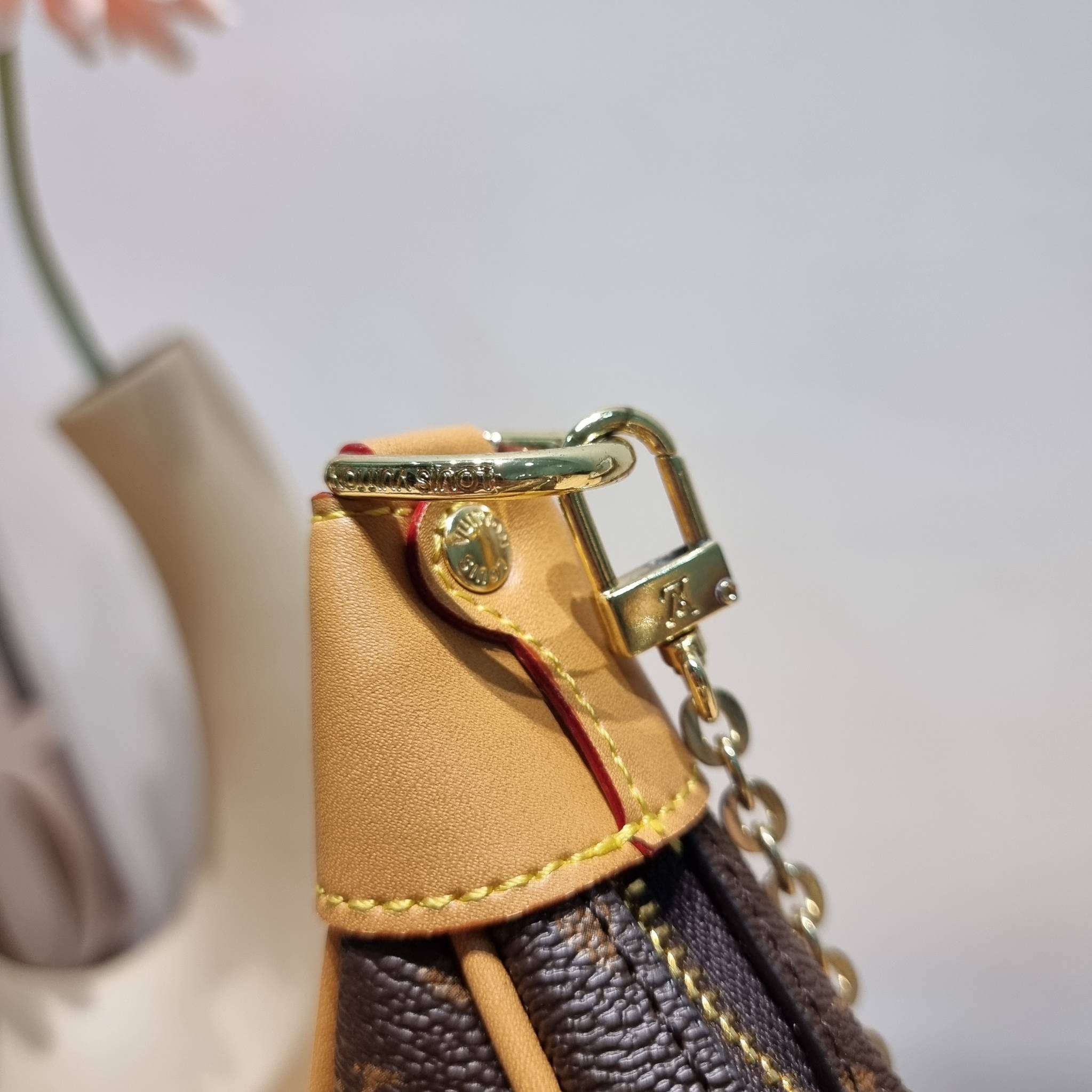 สุดยอดเดอะเบสท์ไอเท็ม ต้องยกให้เลย กับกระเป๋าสะพายทรงบาแกตต์ สวยหรู ดูแพงมาแต่ไกล LV loop bag ยังคงคลาสสิค ผู้ดี หรูหรา ขนาดกำลังพอดี ใส่โทรศัพท์ได้ทุกรุ่น วัสดุหนังแคนวาสคุณภาพ ด้านหน้ามีช่องซิปแยก สายสะพายมีมาให้ถึง 2 แบบ สลับใช้ได้เลยแบบไม่มีเบื่อ จะลุ