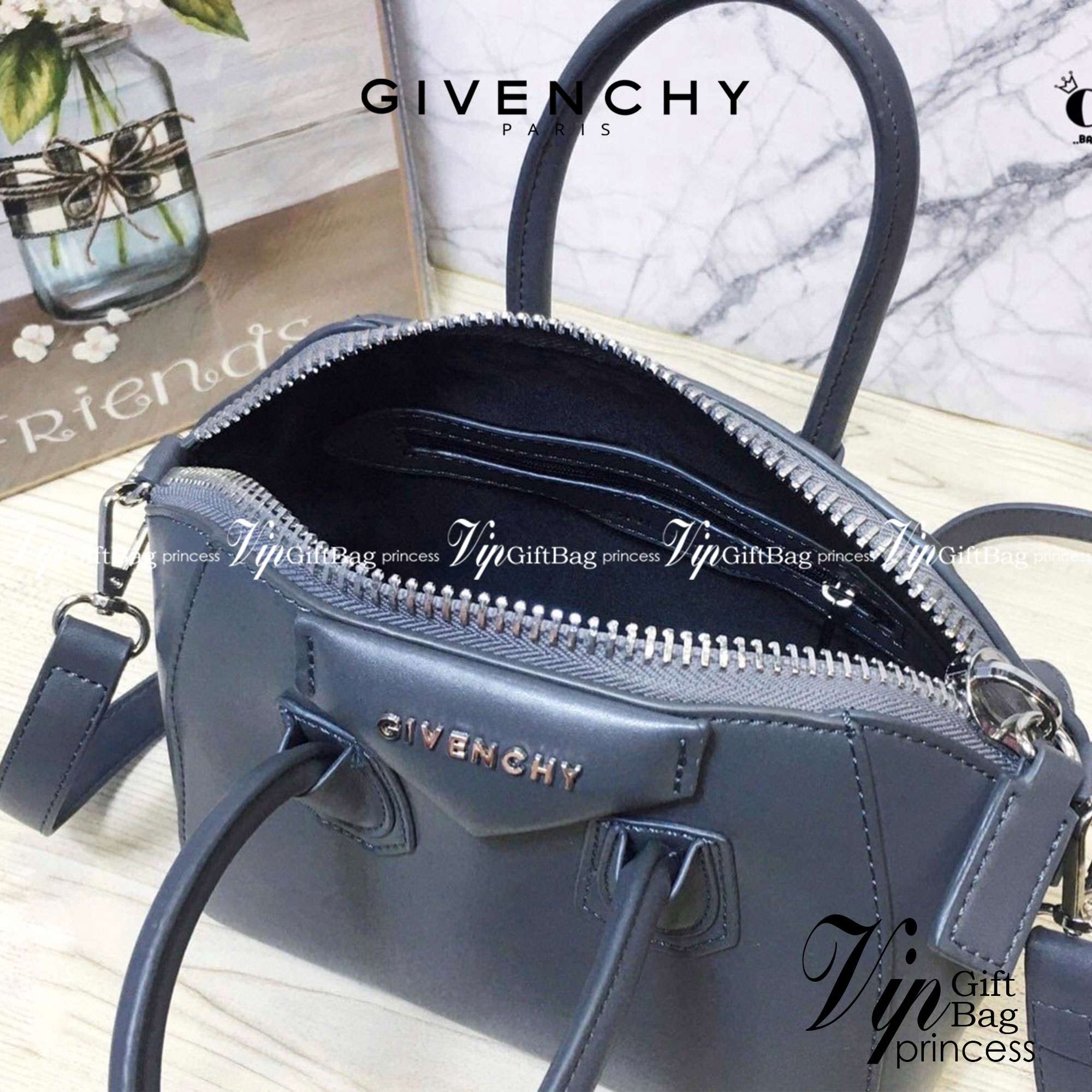 Givenchy Antigona Mini leather shoulder bag กระเป๋าสุดคลาสสิก ใบเดียวก็เอาอยู่ Day to Night Bag เข้าได้กับลุค Smart Casual ด้วยทรงกระเป๋าที่ฐานกว้างใส่ของใช้ที่จำเป็นได้ทุกอย่าง ตั้งอยู่ทรง มาพร้อมสายสะพายตกแต่สายแบบหมุดแหลม สามารถปรับระดับได้ จะถือหรือคล