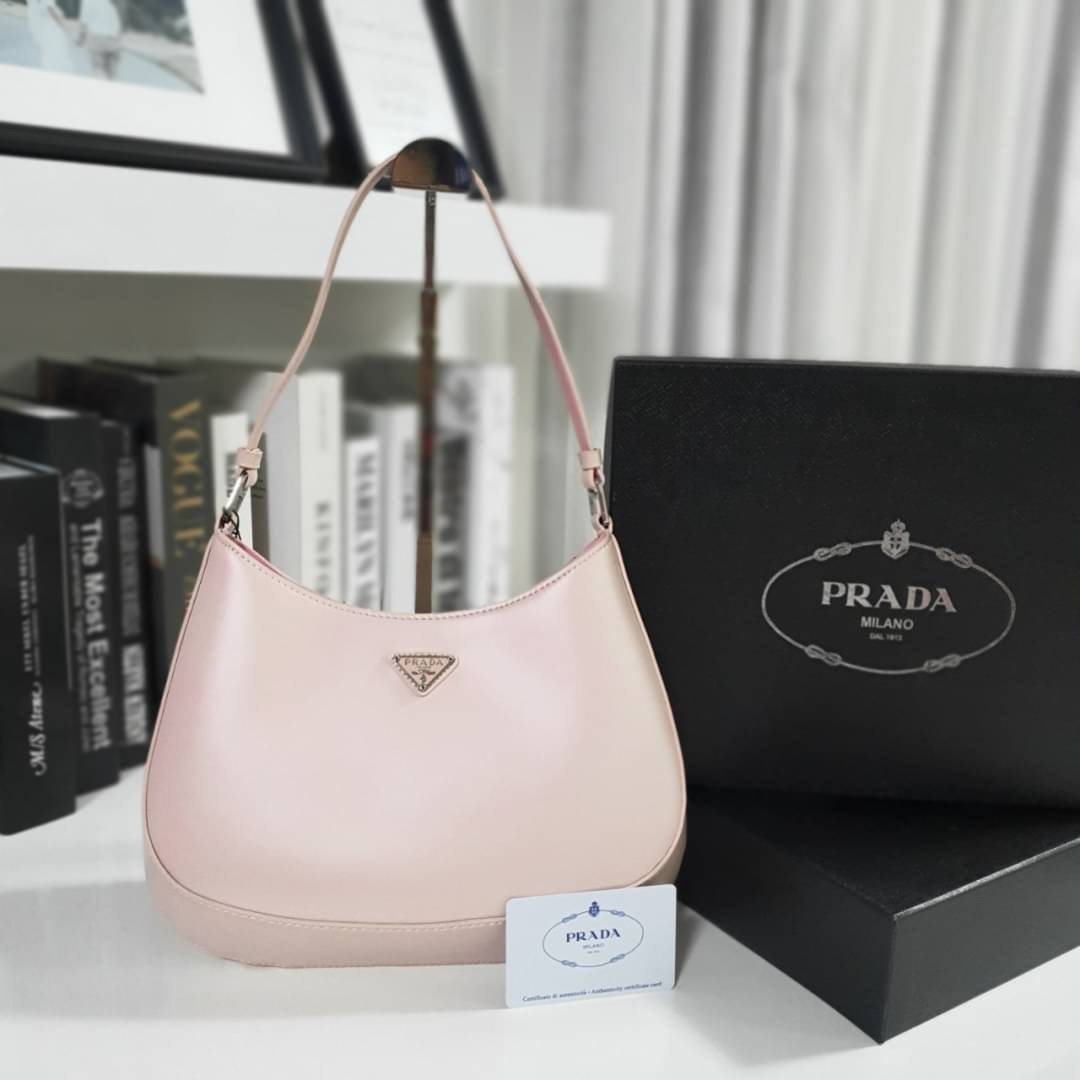 Prada Cleo brushed leather shoulder bag กระเป๋าทรงสวยยอดฮิต กับแบรนด์ PRADA งานพรีเมียมกิ้ฟท์จากแบรนด์ ทรงสะพายไหล่สวยหรูอยู่ทรง PRADA CLEO หนังเรียบดำเงาหรูสุดคลาสสิต เปิดปิดด้วยกระดุมอะไหล่เงินทั้งใบ ด้านในใส่กระเป๋าสตางค์ยาว มือถือ ของจุกจิกได้เยอะ มีป