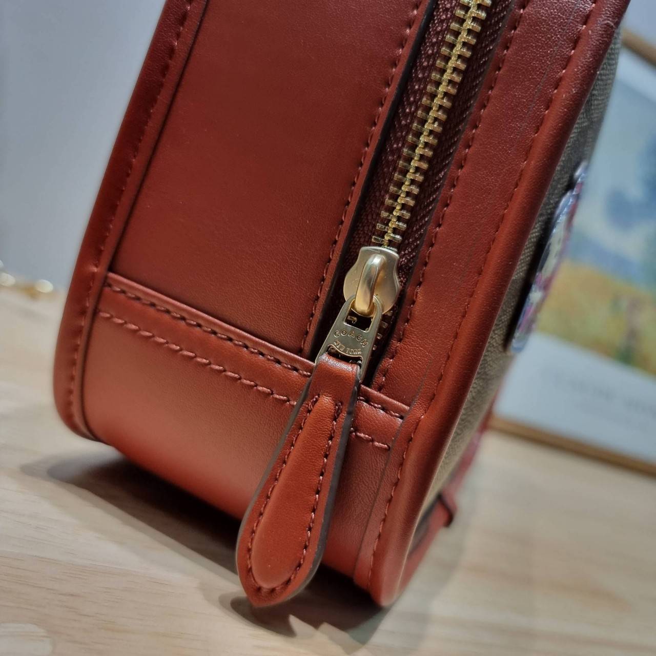 CE847 COACH x PEANUTS LUNCH PAIL IN SIGNATURE CANVAS WITH PATCHES คอลเลคชั่นใหม่ น่ารักน่าใช้ กับกระเป๋าสะพายสวยอยู่ทรง ดีไซน์ตกแต่งแพทช์ลวดลายการ์ตูนยอดฮิต