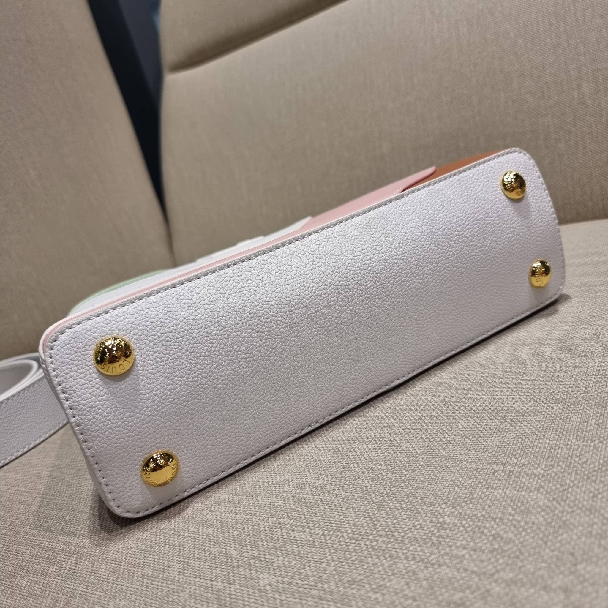 LV capucines top handle ที่สุดของความสวยในราคาเบาๆ กระเป๋าถือสุดหรู ดีไซน์ทรงคลาสสิค พร้อมลวดลายหรูหรา มาพร้อมหูจับในตัว ด้วยรูปทรงวินเทจและวัสดุหนังแท้ ขับผิว ทำให้ไอเท็มนี้สะกดทุกสายตาจริงๆ และยังมีลูกเล่นที่ฝาปิดกระเป๋า ที่สามารถปิด หรือสอดด้านใน ก็เห็