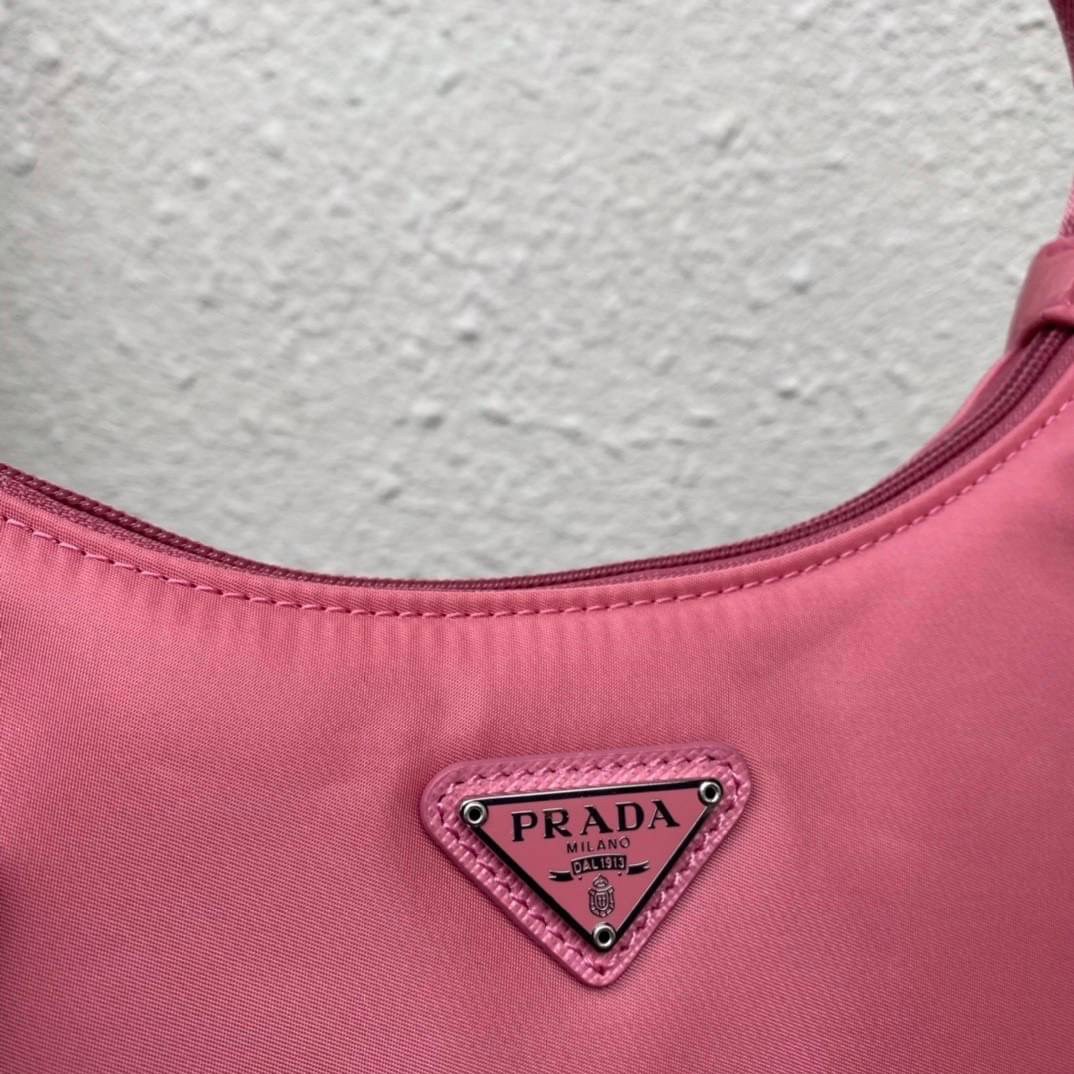 PRADA Nylon Mini Bag รุ่นใหม่แนะนำ!! พร้อมส่งครบ4สี รุ่นขายดีในตำนานค่ะ PRADA NYLON HANDBAGS ขนาดกะทัดรัด **อะไหล่เงิน วัสดุทำจากผ้าNylon อย่างหนา อยู่ทรง กันน้ำได้ หายห่วงคะ ด้านหน้ามีโลโก้แบรนด์ เปิดปิดด้วยซิป มาพร้อมสายผ้า ไม่สามา