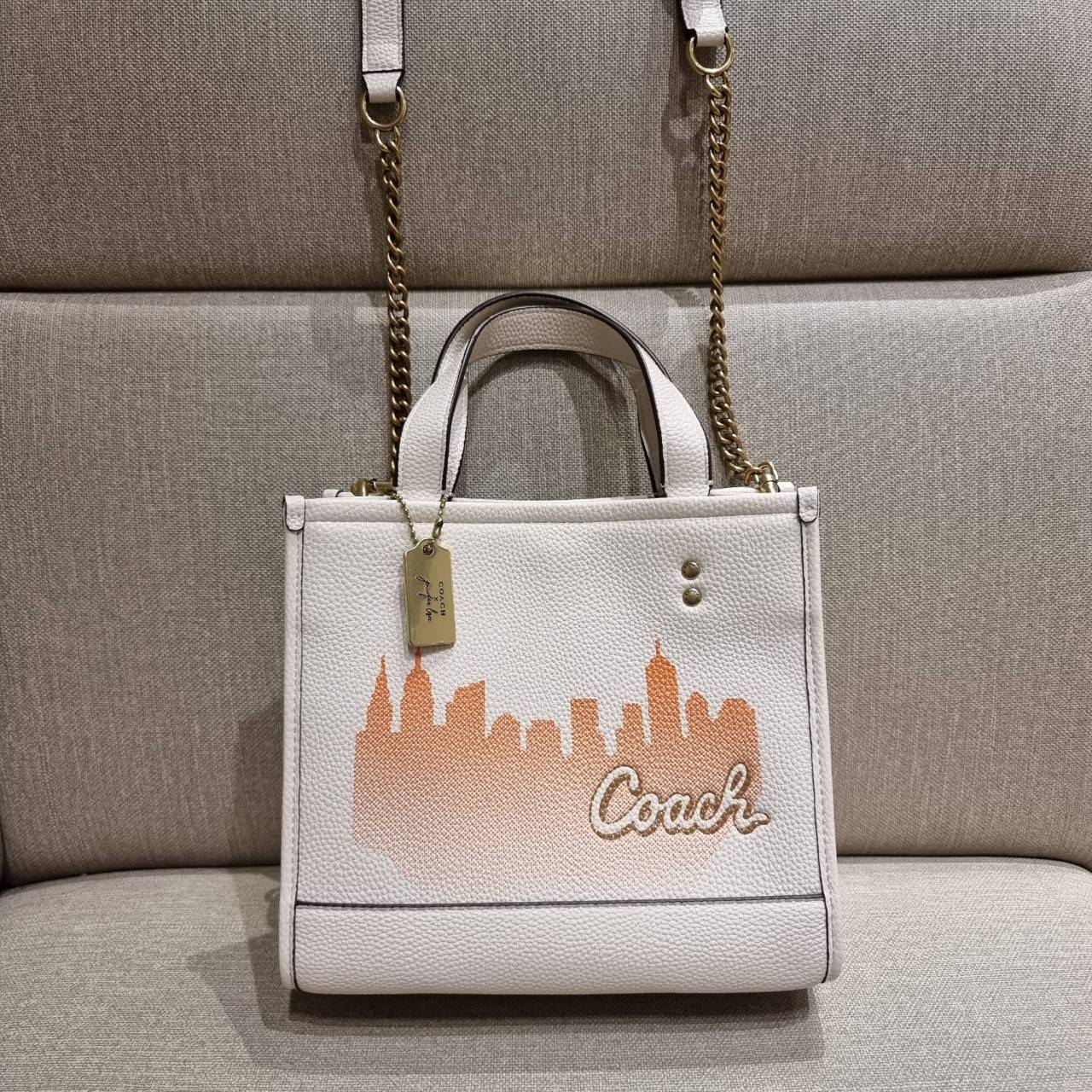 COACH C6494 COACH x JENNIFER LOPEZ DEMPSEY TOTE 22 WITH NYC SKYLINE คอลเลคชั่นใหม่ล่าสุด ยังไม่เข้า shop ไทย!! สุดยอดตัวแม่แห่งความเซ็กซี่ เจนนิเฟอร์ โลเปซ คอลแลบกับแบรนด์ เพิ่มความมีเสน่ห์ให้กับไอเท็มนี้ได้อย่างไม่ต้องสืบ!! กระเป๋าสะพายทรงโท้ท ดีไซน์โดดเ
