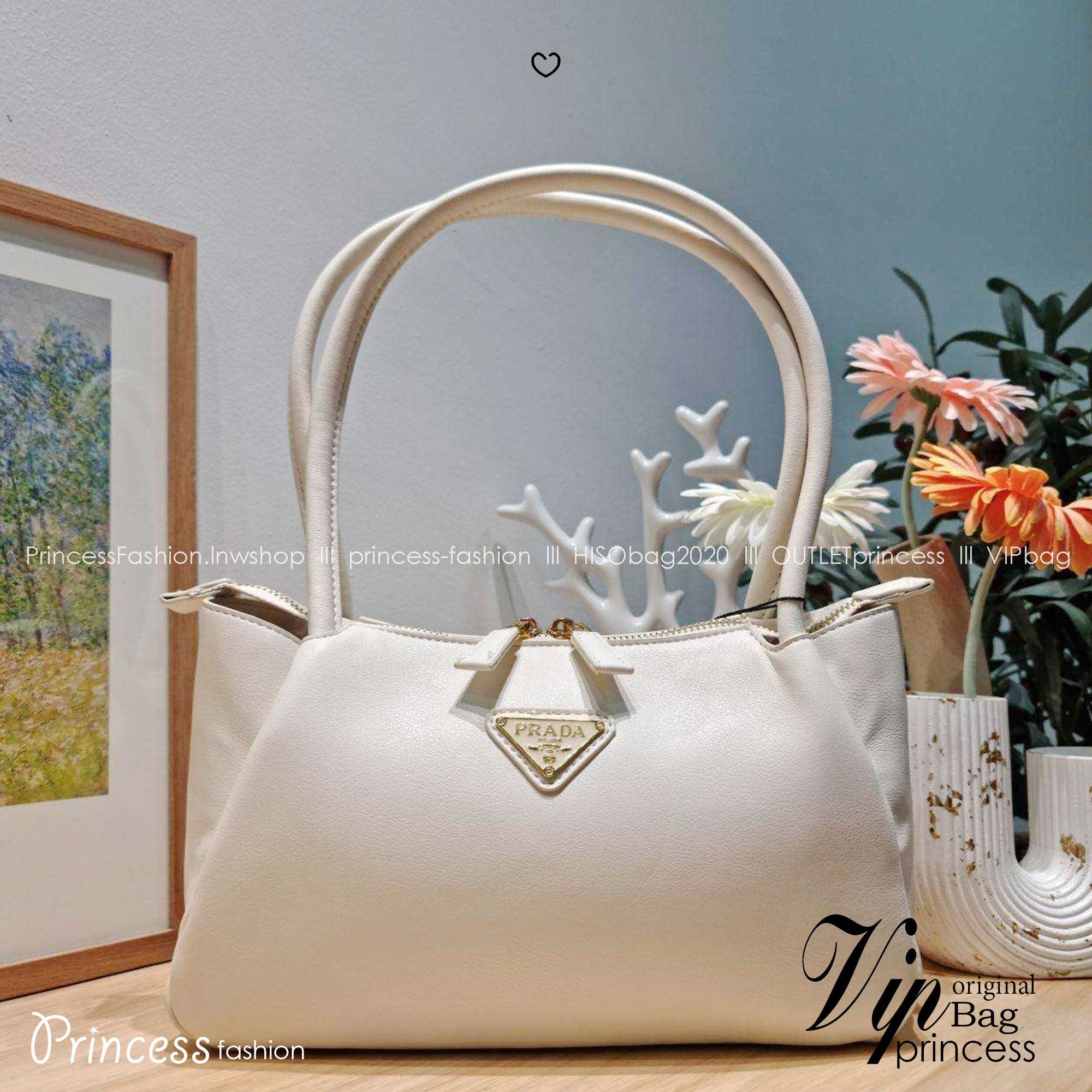 PRADA MEDIUM LEATHER HANDBAG กระเป๋าสะพายไหล่ดีไซน์เก๋และมาแรงมาก สาวๆหนุ่มๆติดแกลมต้องไม่พลาด สวยดูแพง เกรดวีไอพี ไฮเอน 1:1 ใช้งานต่างประเทศได้