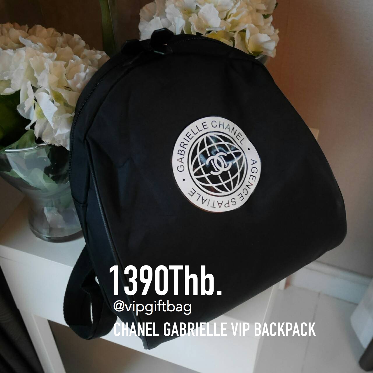 ุ่นที่หลายคนรอคอย! พร้อมส่งที่ไทยคะ CHANEL GABRIELLE VIP BACKPACK กระเป๋าเป้ดีไซน์เก๋จากงาน VIP GIFT แบรนด์ดังอย่างชาแนล ตัวกระเป๋าทำจาก NYLON เต็มใบ กันน้ำได้ ด้านในจุของได้เยอะ มีช่องซิปแยะอีกช่อง สายสะพายยาวปรับได้ ด้านหน้าสกรีนโลโก้สวยงามค้า จะสะพายทั
