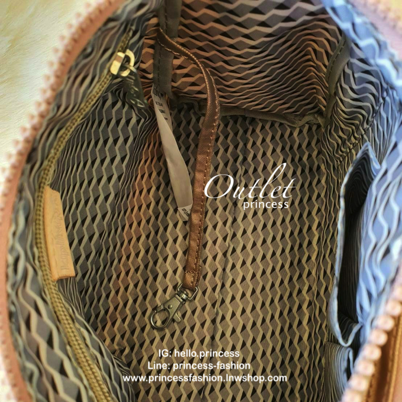 KIPLING RETH(K13549) กระเป๋าทรงสวยรุ่นยอดนิยม ขนาดกำลังดี มีช่องใส่ของหลากหลายช่องทำให้เก็บของได้เป็นสัดส่วน จุสัมภาระได้ดีเลยค่ะ สายสะพายปรับระดับสั้น-ยาวได้ สามารถสะพายพาดลำตัวได้นะคะ ห้ามพลาดเลยค่ารุ่นนี้