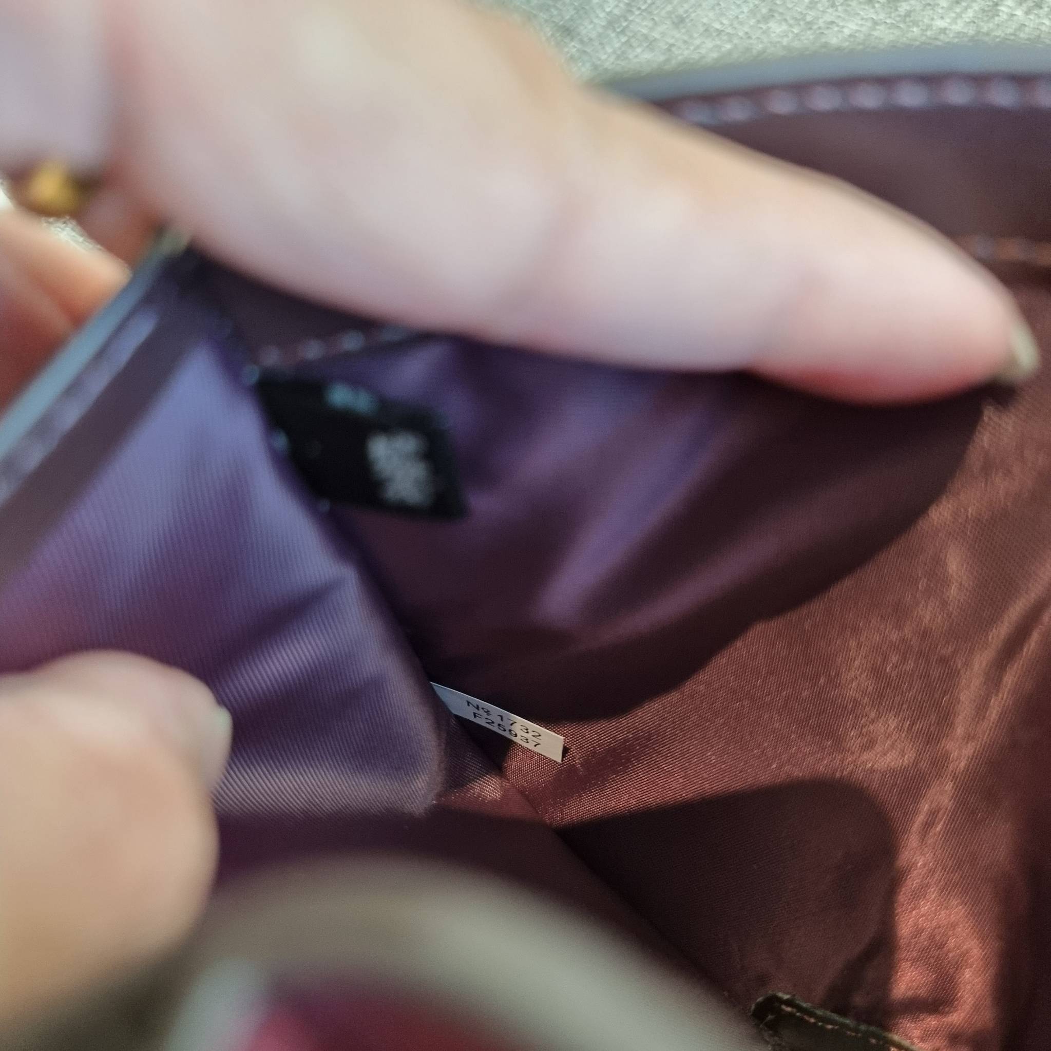 OUTLET 】COACH F25937 MEDIUM CORNER ZIP WALLET กระเป๋าสตางค์ใบกลาง 🔥 รุ่นหนังแก้วสุดฮอต!! สวยหรู ขนาดกำลังเหมาะมือ ดูดีดูแพงทุกสี มีช่องใส่บัตรและธนบัตรครบ และมีช่องแยกสำหรับใส่เหรียญ มาให้ครบเซ็ท พร้อมเสิร์ฟความสวยให้ถึงบ้านไปเลยจ้า