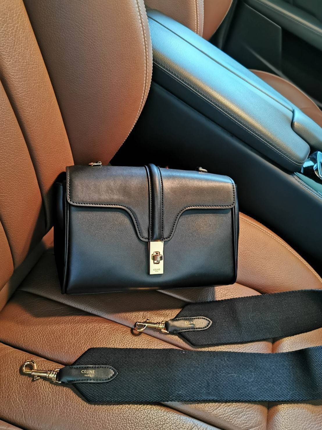 พร้อมส่งความสวย✴️นาทีนี้ต้อง CELINE TRIOMPHE CROSSBODY BAG SMOOTH CALFSKIN VIP GIFT WITH PURCHASE-GWP พรีเมี่ยมกิ๊ฟ Limited Edition จาก CELINE PERFUME DUTY FREE COUNTER วัสดุ หนังแท้ CALFSKIN ดีไซน์สวยหรูสุดคลาสสิคหนังเรียบสวยอยู่ทรงเปิดปิดด้วยฝาปิ