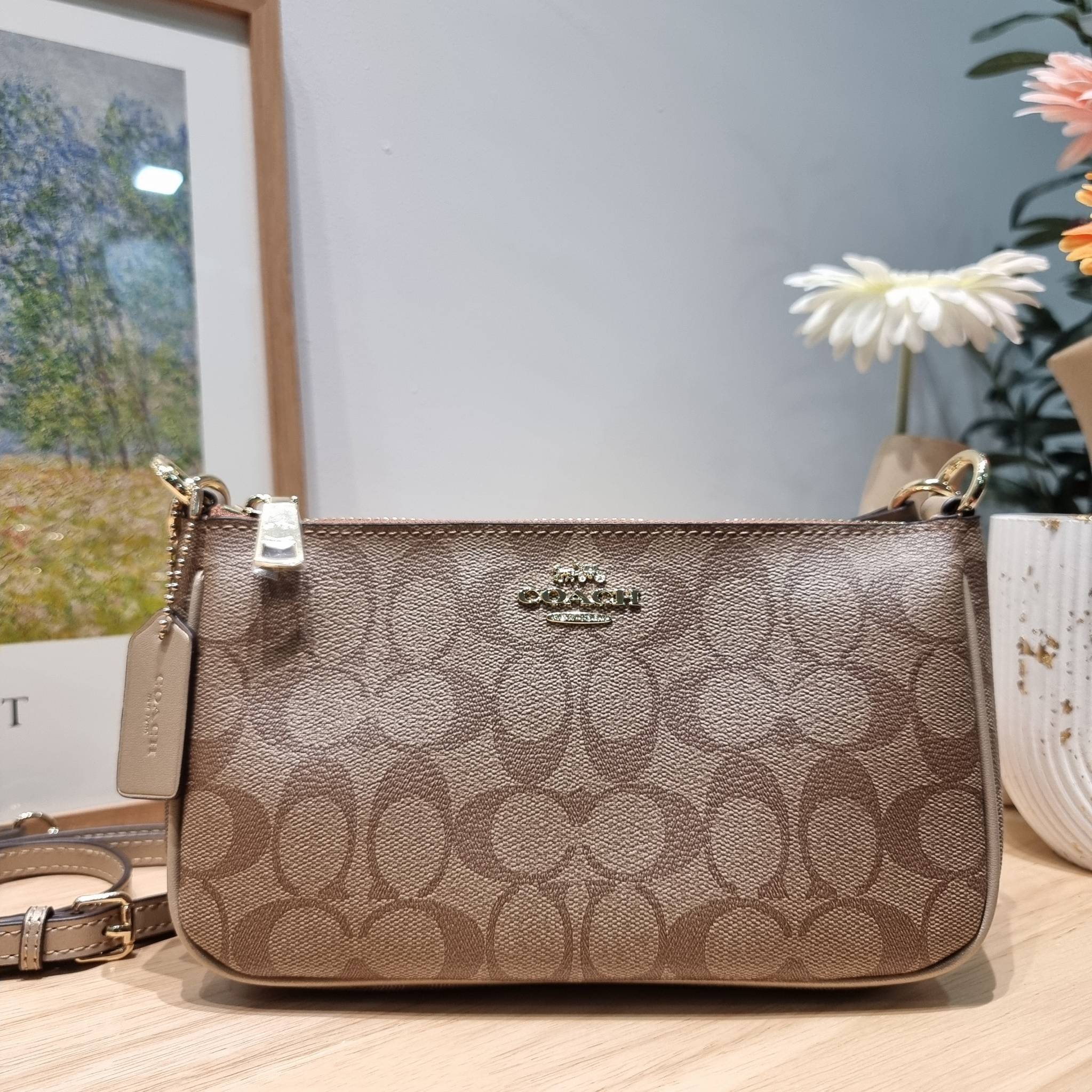 COACH TOP HANDLE POUCH F58321 พร้อมส่ง 9 สี กระเป๋าทรงพอช ยอดฮิต ยกขึ้นแท่น ด้วยดีไซน์ที่ออกมาให้ใช้งานได้ง่าย ขนาดกำลังเหมาะ