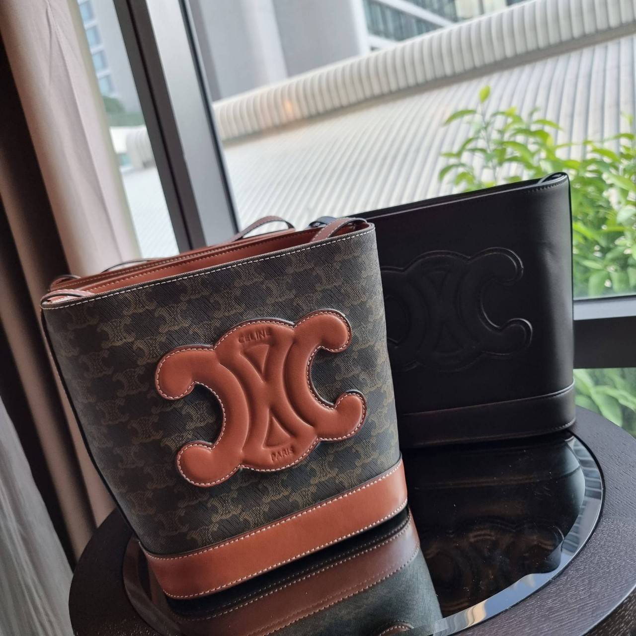 VIP 】CELINE BUCKET BAG CUIR TRIOMPHE คอลเลคชั่นใหม่ ฮิตข้ามปี กับกระเป๋าสะพายทรงถัง ใช้งานง่ายที่สุด สายสะพายในตัว ปรับใช้ได้เลย วัสดุหนังวัว เรียบหรู ผู้ดีไปอีก โดดเด่นด้วยโลโก้เอกลักษณ์ มีกระดุมปิดที่ปากกระเป๋า ภายในโล่งกว้าง ใส่ของแบบจุๆไปเลย เป็นรุ่นท