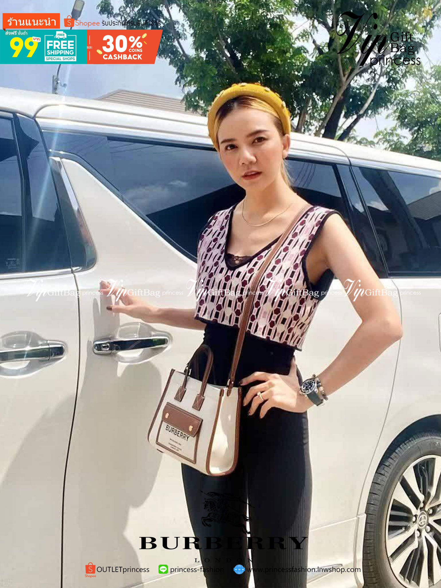 BURBERRY FRAGRANCES CROSSBODY BAG VIP GIFT WITH PURCHASE (GWP) พรีเมี่ยมกิ๊ฟ Limited Edition จาก BURBERRY PERFUME วัสดุ Canvas & Leather ทรงเหลี่ยม TwoTone ดีไซน์สวยอยู่ทรง ด้านหน้ามีช่องใส่ของ ภายในโล่งกว้าง สามารถใส่กระเป๋าสตางค์ยาว มือถือ ของใช้ได้เยอะ