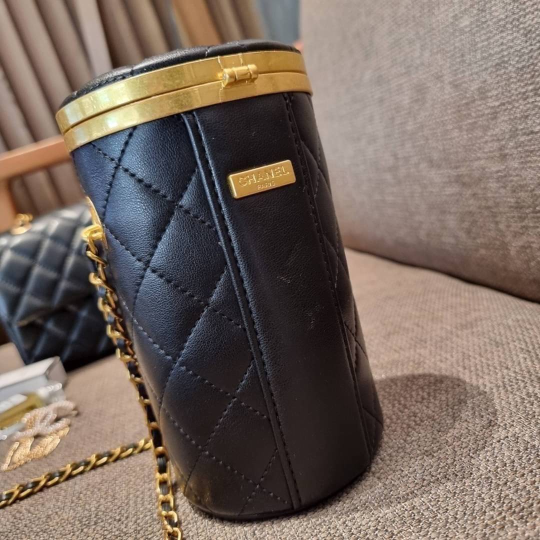 VIP 🥂 เซ็ทคือที่สุดของความคุ้ม CHANEL GIFT BOX SET สุดหรูชวนให้สะสม สุดยอดไอเท็มหายากพร้อมเสิร์ฟครบชุด สุดคุ้ม มาพร้อมกระเป๋าสะพายถึง 2 ใบ สุดหรูลิมิเต็ด หาไม่ได้ง่ายๆ ในคอลเลคชั่นภายในสีทอง และที่พิเศษยังมีน้ำหอมตัวท็อปมาให้อีก chanel no.5 ที่แสน