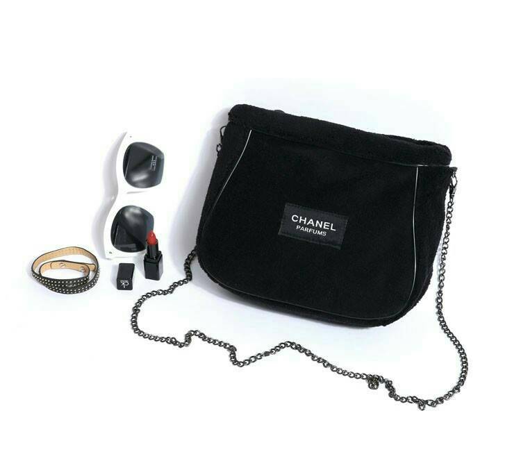 Best Seller! กระเป๋าสะพาย CHANEL PARFUME CROSSBODY BAG ของสมนาคุณจาก เคาเตอร์แบรนด์ดัง CHANEL เปิด/ปิด ด้วยซิบ มาพร้อมสายโซ่ที่ถอดได้ ด้านในซับกันน้ำ ที่จับรูดซิปเก๋ ปั้มแบรนด์ CHANEL ขนกระเป๋านุ่มเวอร์ จุของได้เยอะ ใช้เป็นกระเป๋าใส่เครื่องสำอางค์ ใช้ถือ