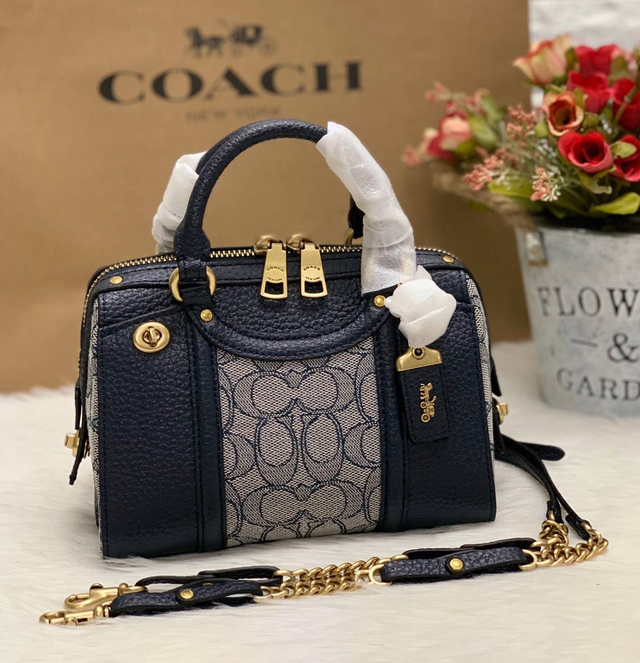 COACH LARK BAG 19 IN SIGNATURE JACQUARD พร้อมส่งที่ไทย สวยก่อนใครแน่นอนค่ะ กระเป๋าสะพายข้าง//ครอสบอดี้ร์ วัสดุหนังแท้+Jacqurd ได้ลงตัวสวยงามมากๆค่ะ มีช่องใส่ของจุกจิกทั้งด้านหน้าและหลัง ;เปิดปิดกระเป๋าแบบซิปคู่ ภายในสามารถใส่กระเป๋าเงินใบกลางได้;มือถือได้