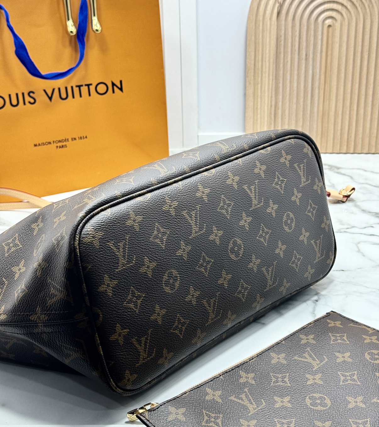 ORI หนังแท้ | LV Neverfull bag Size M Monogram Canvas กระเป๋าสะพายทรงโท้ท ดีไซน์คลาสสิกเหนือกาลเวลาเข้ากับดีเทลที่สืบทอดมายาวนาน แคนวาสแต่งขอบหนัง