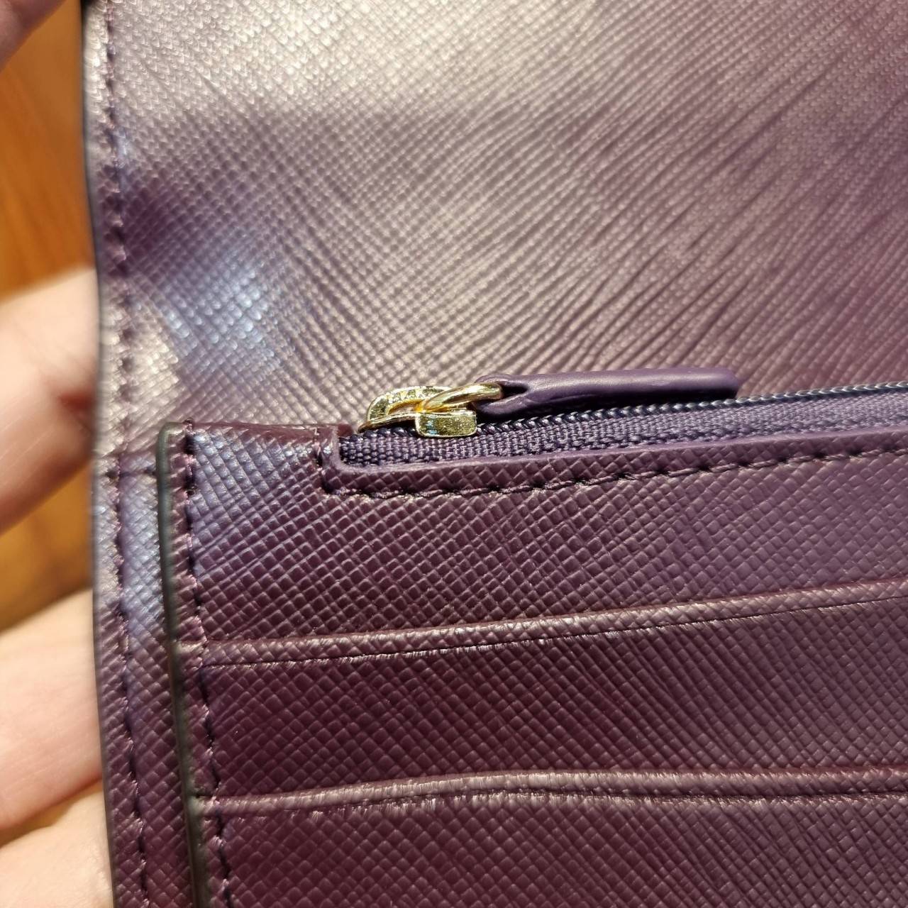 COACH F53763 TRIFOLD WALLET IN SIGNATURE กลับมาแล้วจ้า!! รุ่นขายดี!! 💓 ดีไซน์ใหม่ กระเป๋าสตางค์ใบยาว แถมที่ห้อยใส่บัตรแยกให้ (ถอดออกได้) น่ารักมากๆ ใช้งานง่าย เปิด-ปิดด้วยกระดุม ภายในใส่ธนบัตร ใส่บัตรได้เยอะ ใส่มือถือได้ไปอีก!! จุใจสุดๆ บอกเลยว่าใ