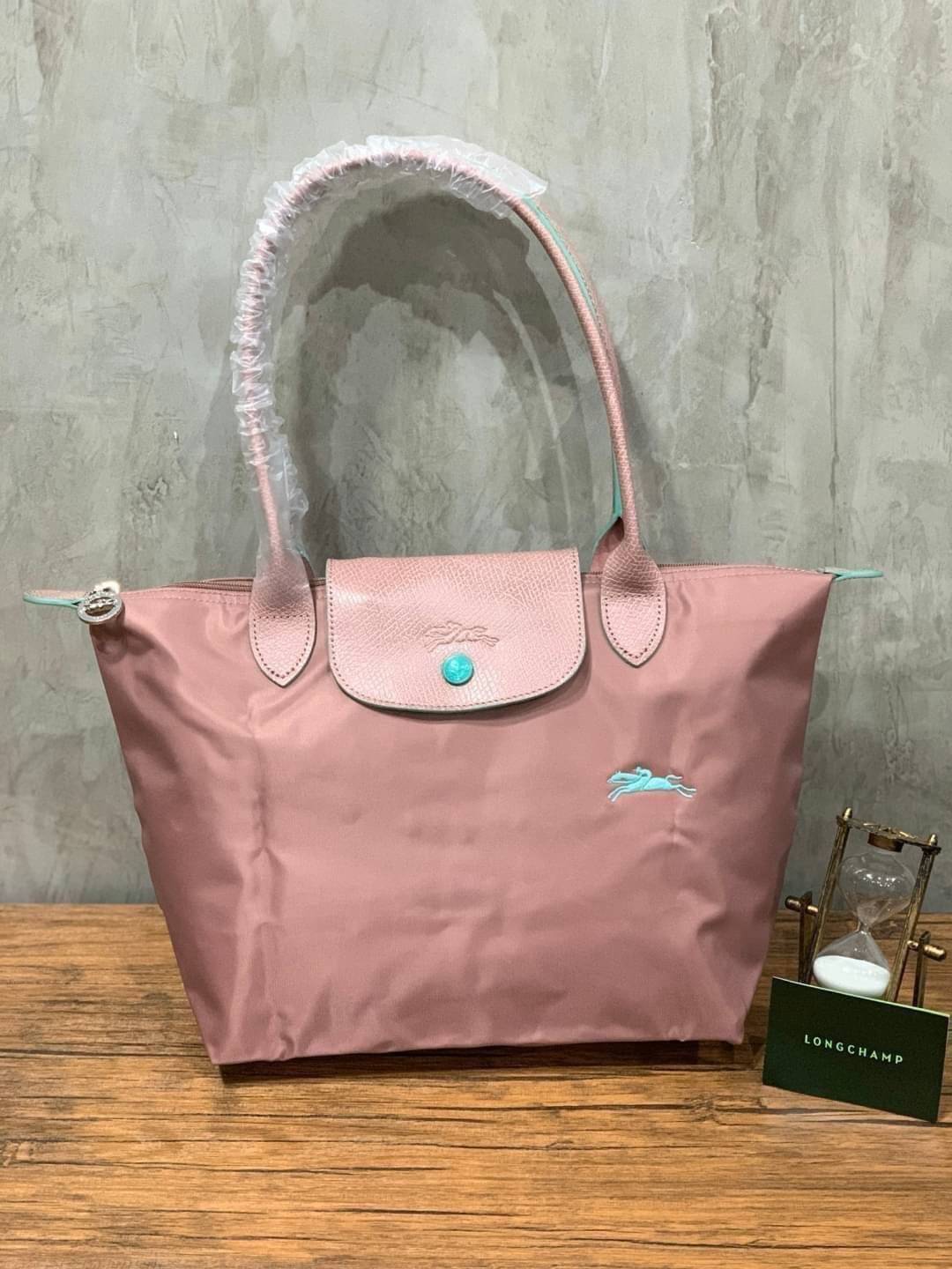 Longchamp LE PLIAGE Club (พร้อมส่ง 8 สี) TOTE BAG S กระเป๋ารุ่นยอดนิยม ที่สาวๆ ต้องมีไว้เก็บไว้สักใบ ด้วยตัวน้ำหนักกระเป๋า Longchamp เบาแสนเบา แต่จุของได้เยอะมาก สำหรับลุคทางการกึ่งลำลอง แฝงความสบาย ยามเดินทาง จุดเด่นอย่างหนึ่งของ กระเป๋าก็คือ สามาถพับเก็