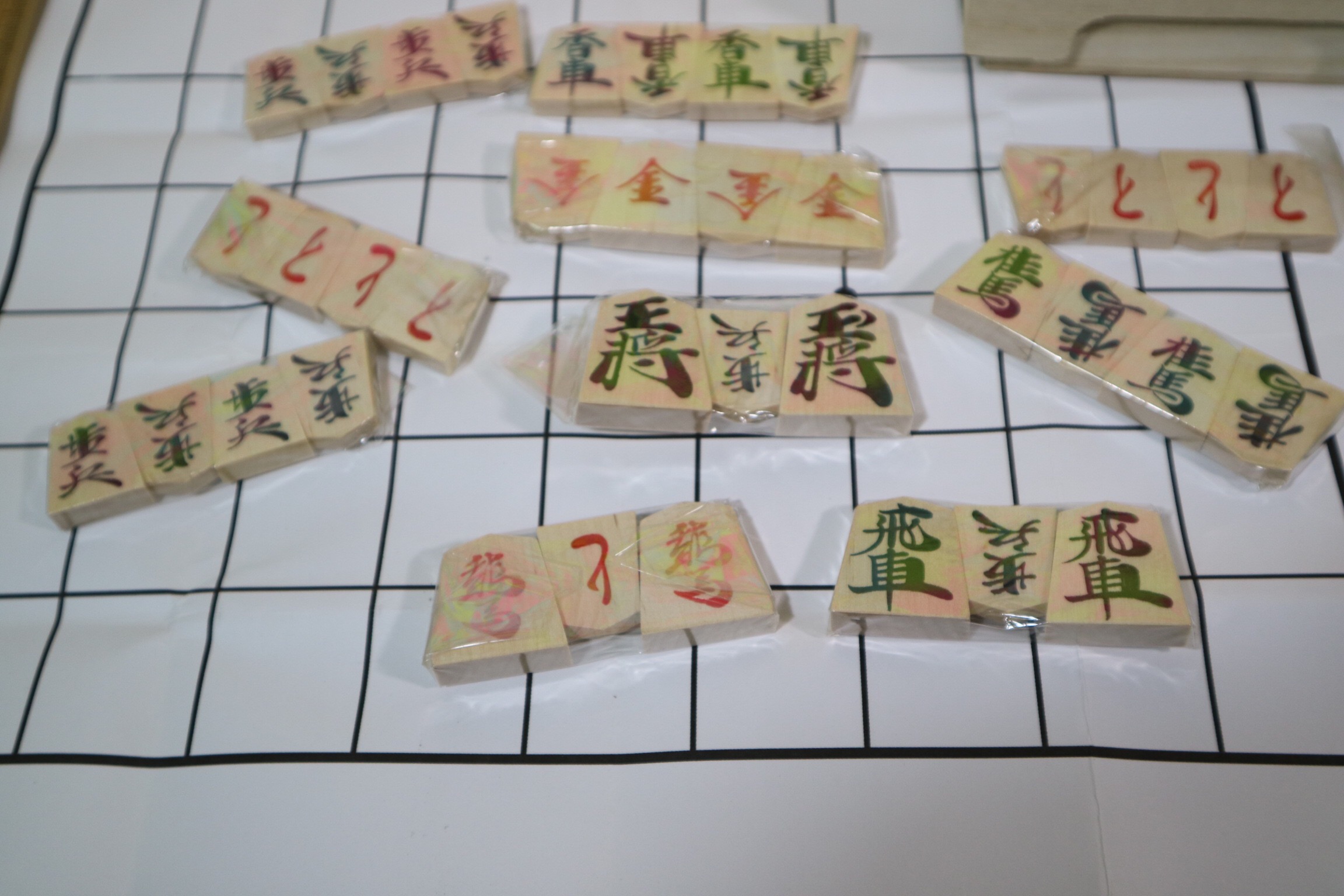 โชกิตัวไม้และกระดานกระดาษ