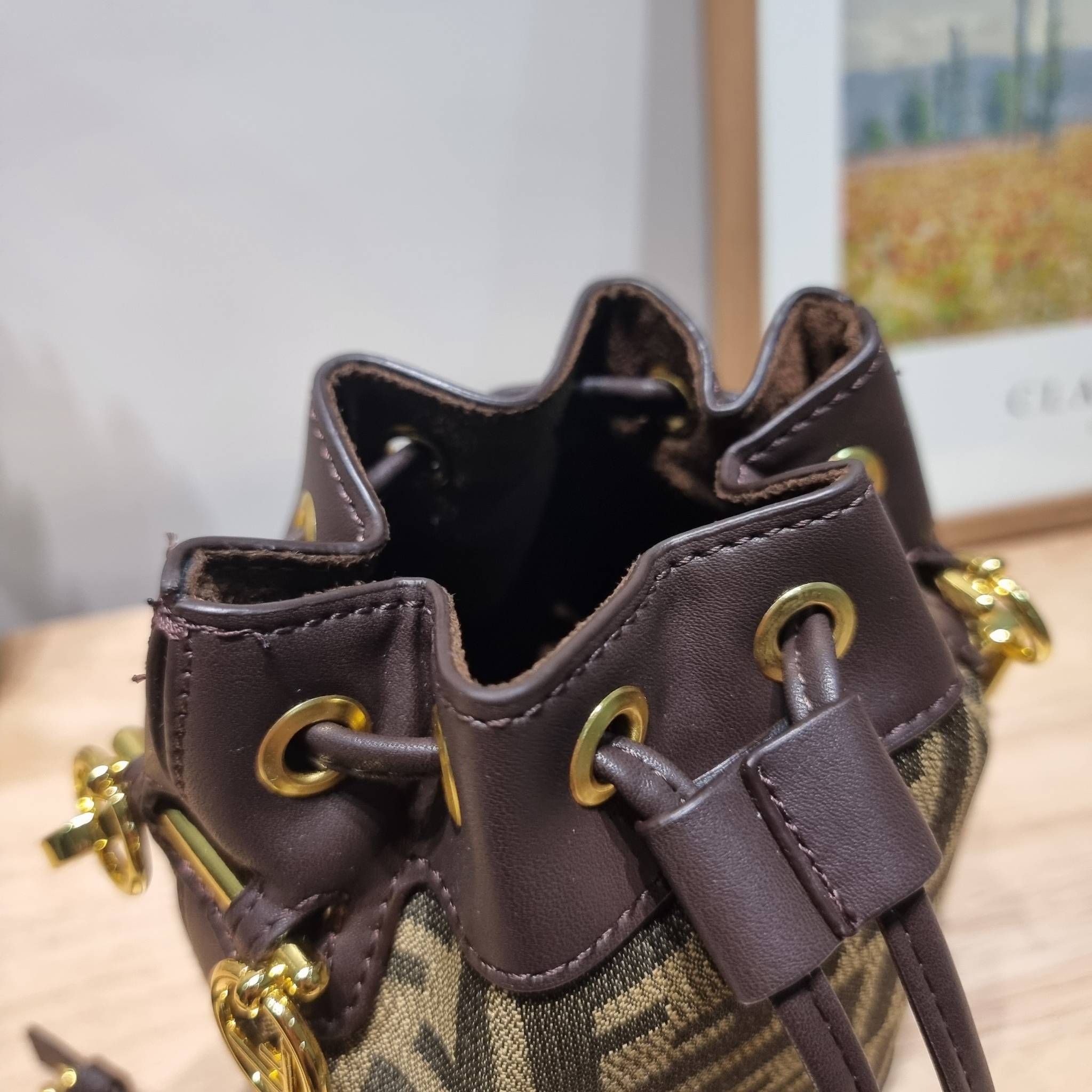 FENDI MINI BUCKET BAG / Fendi Mon Tresor Mini Brown Bag กระเป๋าสะพายทรงขนมจีบยอดฮิต ไซส์มินิ ที่น่ารักน่าใช้มาก ดีไซน์สวยอยู่ทรง วัสดุผ้าแคนวาสสลับหนังแท้ ดีเทลห่วงคล้องอะไหล่สวยหรู มาพร้อมสายสั้นคบ้องแขน และสายครอสบอดี้สำหรับสะพายข้าง สลับใช้ได้ไม่จำเจ ภ
