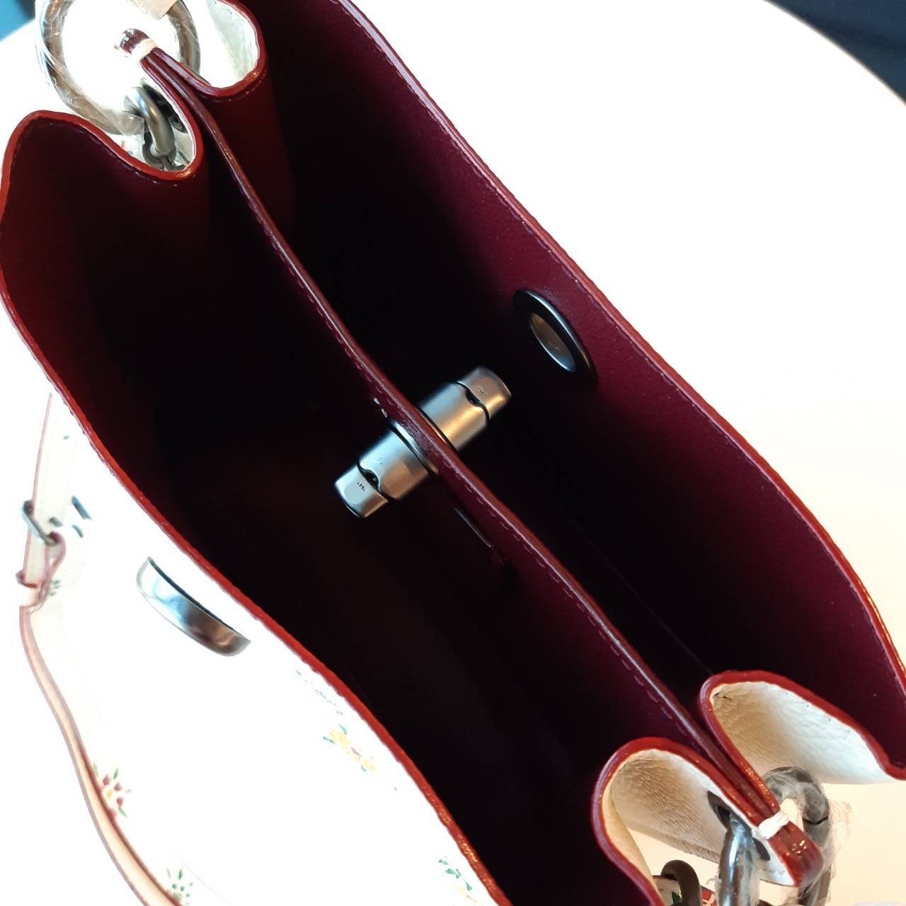 COACH 1041 CHARLIE BUCKET 21 WITH WILDFLOWER PRINT กระเป๋าบัคเก็ตทรงสวย ลุคคุณหนูอีกหนึ่ง!! มองยังไงก็สวยหวาน วัสดุหนังสังเคราะห์ลายลิ้นจี่ ดีไซน์ดอกไม้คละเต็มใบ เปิด-ปิดด้วยตัวบิดล็อค มีสายสะพายมาให้ ปรับได้ตามตัวจ้า รุ่นนี้หายากแล้วน้า ต้องรีบมีได้แล้วจ