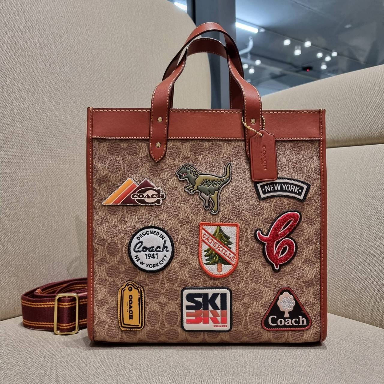 COACH C6846 FIELD TOTE IN SIGNATURE CANVAS WITH PATCHES คอลเลคชั่นใหม่สุดปัง!! สกีเรทโทร ดีไซน์วินเทจ ต้อนรับฮอลิเดย์นี้กันแบบที่สุด กระเป๋าทรงโท้ท ไซส์ใหญ่จุคุ้ม ฟังก์ชั่นการใช้งานสะดวกที่สุด มีทั้งสายคล้องแขนในตัว และสายครอสบอดี้ โดดเด่นด้วยแพทช์ลวดลายค