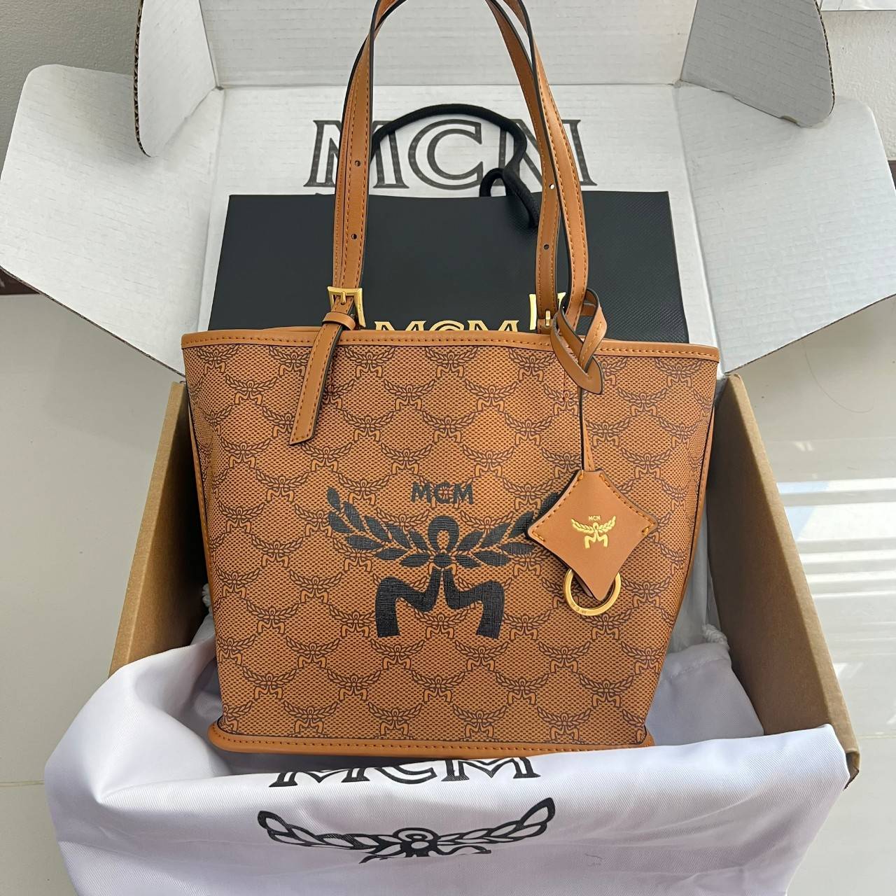 M.C.M MINI HIMMEL SHOPPER IN LAURETOS กระเป๋าทรงช้อปปิ้ง เรียบหรู เกรดออริ สลับแท้ 1:1 ใช้งานต่างประเทศได้