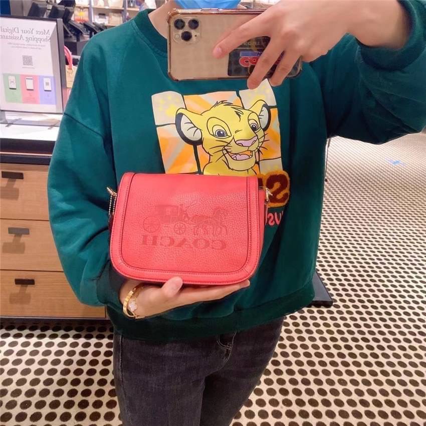 OUTLET 】COACH SADDLE BAG WITH HORSE AND CARRIAGE (COACH C4058) หนังกรวดละเอียดภายในกระเป๋ามัลติฟังก์ชั่น กระดุมแม่เหล็ก ซับในผ้านอกกระเป๋าเปิด สายสะพายถอดได้ สายสะพายยาว 22" สำหรับสะพายไหล่หรือ crossbody