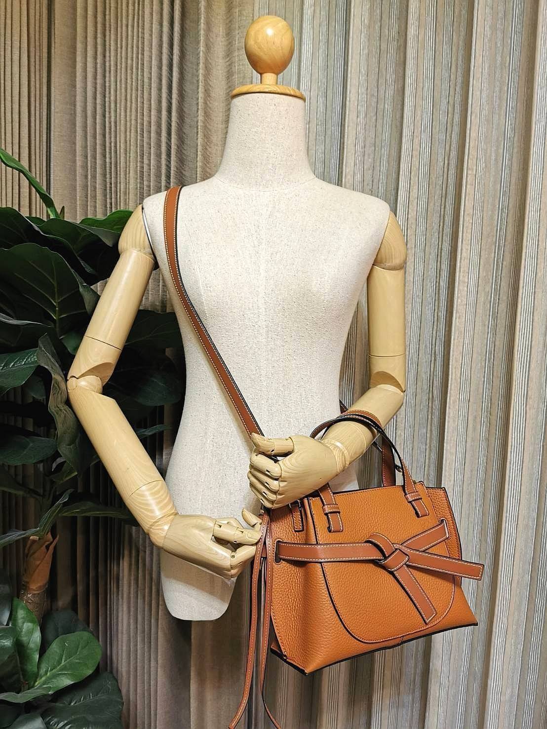 VIP 】LOEWE HANDBAG VIP GIFT WITH PURCHASE (GWP) กระเป๋าถือหรือสะพาย รุ่น Limited จาก LOEWE DUTYFREE วัสดุ Calfskin หนังแท้รูปทรงอานม้าสวยอยู่ทรงด้านหน้าตกแต่งด้วยสายหนัง (Belt) ประดับอะไหล่แบรนด์สีทองรูปกลอนประตูด้านข้างเป็น Signature ภายในโล่งกว้าง ใส่มื