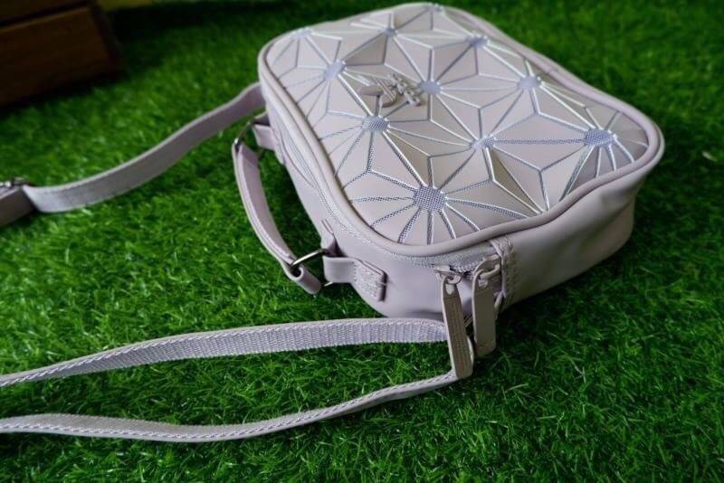 adidas mini airline bag *outlet* กระเป๋าสะพายข้างทรงสปอร์ต ด้านหน้าติดโลโก้แบรนด์ ดีไซน์ลาย 3D ด้านหลังเป็นหนังเรียบ มีช่องซิปสามารถใส่สิ่งของได้ รุ่นนี้เปิดปิดด้วยซิปคู่ ซิปปั๊มแบรนด์ทุกจุด ด้านในเป็นช่องกว้าง มีช่องซิป สายสะพายยาวสามารถปรับระดับได้ สาวก