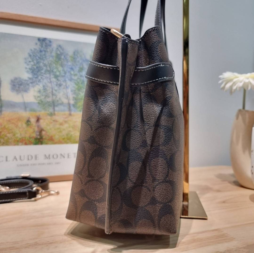 COACH HANNA CARRYALL IN SIGNATURE CANVAS / CH187 / CH195 / CH542 น้องใหม่ เรียบหรู ดูแพง กับกระเป๋าถือ/สะพายทรงสวย คงความคลาสสิค ดีไซน์ตกแต่งสายคาดจับจีบข้างกระเป๋าเพิ่มดีเทล มาพร้อมหูจับในตัว