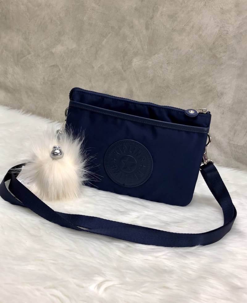 New in Kipling Sling Bag 2018 (k72323) >>Factory OEM HK<< พร้อมส่งที่ไทย กระเป๋าสะพายข้าง crossbody หรือถือ ก็เก๋ไปอีกแบบ วัสดุไนล่อนอย่างดี คุณภาพสูง ผ้าลื่นแวว ด้านหน้าติดโลโก้แบรนด์ตัวใหญ่ มีช่องกว้างขนาดกลางหนึ่งช่อง ใส่ของได้เยอะ เปิดปิดช